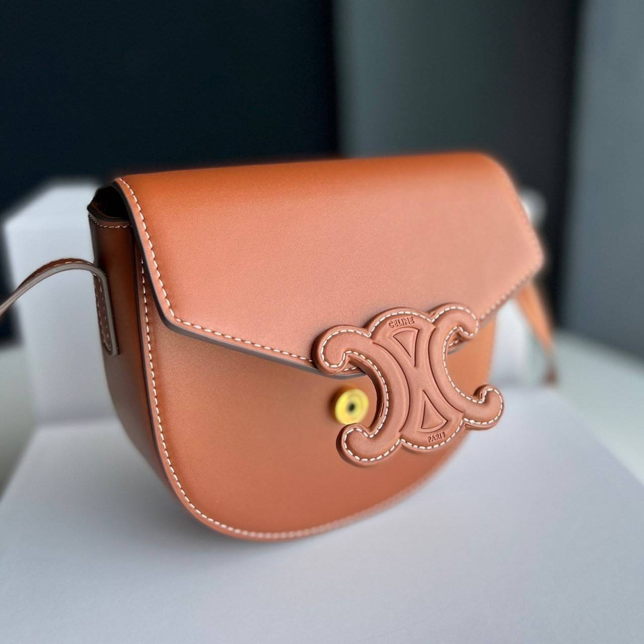 หนังแท้ CELINE BESACE cuir triomphe in Smooth calfskin / CELINE TRIOMPHE CLOSSBODY BAG หนังแท้ทั้งใบสวยหรู แบบใหม่ล่าสุด โลโก้หนังสมูทคลาสิก เหมาะกับสาวๆในวันที่อยากครอสบอดี้ชิลๆ ห้ามพลาดค่ะ!