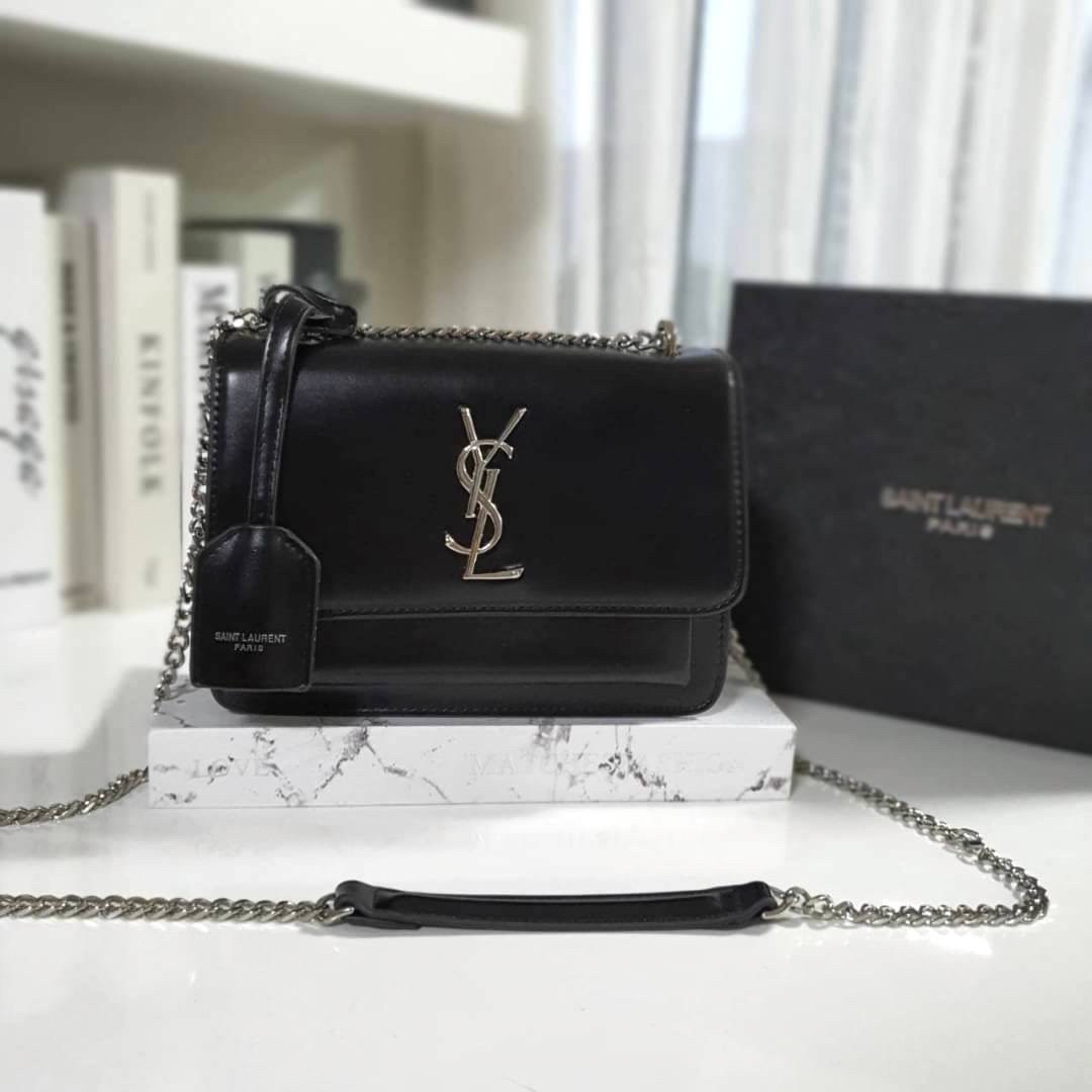 YVES SAINT LAURENT YSL BAG VIP GIFT WITH PURCHASE (GWP) พรีเมี่ยมกิ้ฟ Limited Edition จาก YSL DUTY FREE COUNTER วัสดุหนังแท้ Calfskin ทรงสี่เหลี่ยมหนังสวยหรูอยู่ทรงเปิดปิดด้วยกระดุมแม่เหล็ก ภายในโล่งมีช่องหลัก และช่องย่อยสามารถใส่มือถือของใช้จุกจิกได้เยอะ