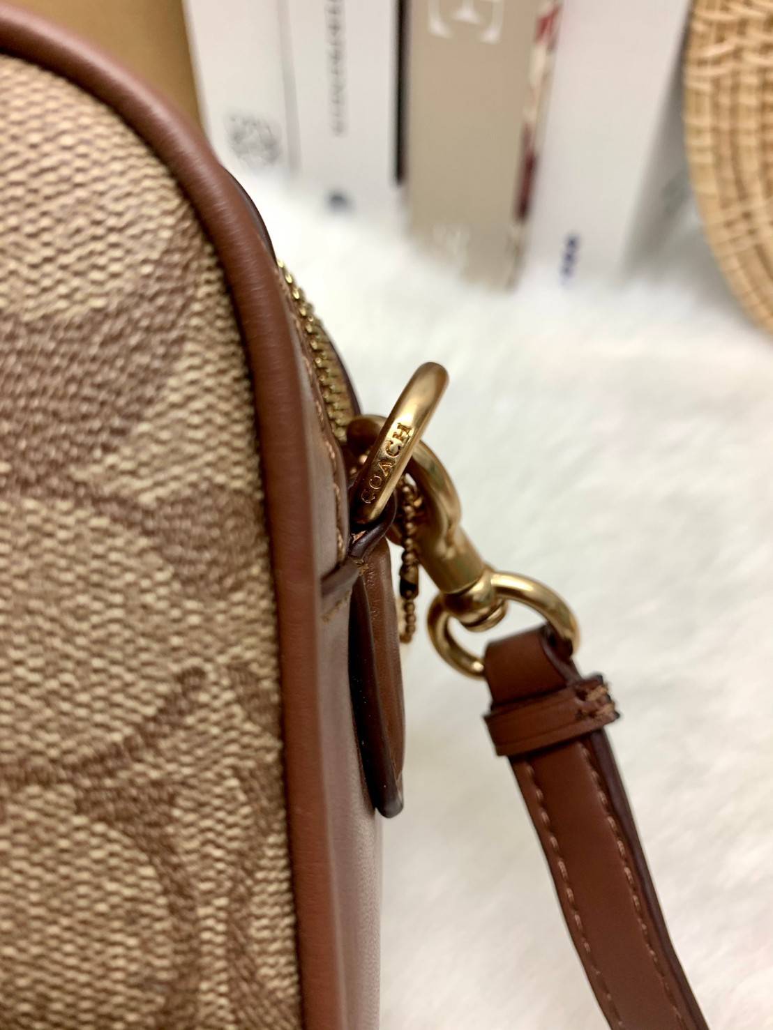 ใครรออยู่จัดเลยค่ะ มากี่รอบไม่พอจริงๆค่ะ😁 COACH JES CROSSBODY IN SIGNATURE BAG กระเป๋าสะพายข้าง//ครอสบอดี้ร์ วัสดุหนังแท้ หนังนิ่มทรงสวย 🔺อะไหล่ป้ายห้อยโลหะแบรนด์นะคะ กระเป๋าแบ่ง2ซิป แต่ละช่องกว้าง สามารถใส่กระเป๋าเงินใบยาวได้; ของจำเป็นได