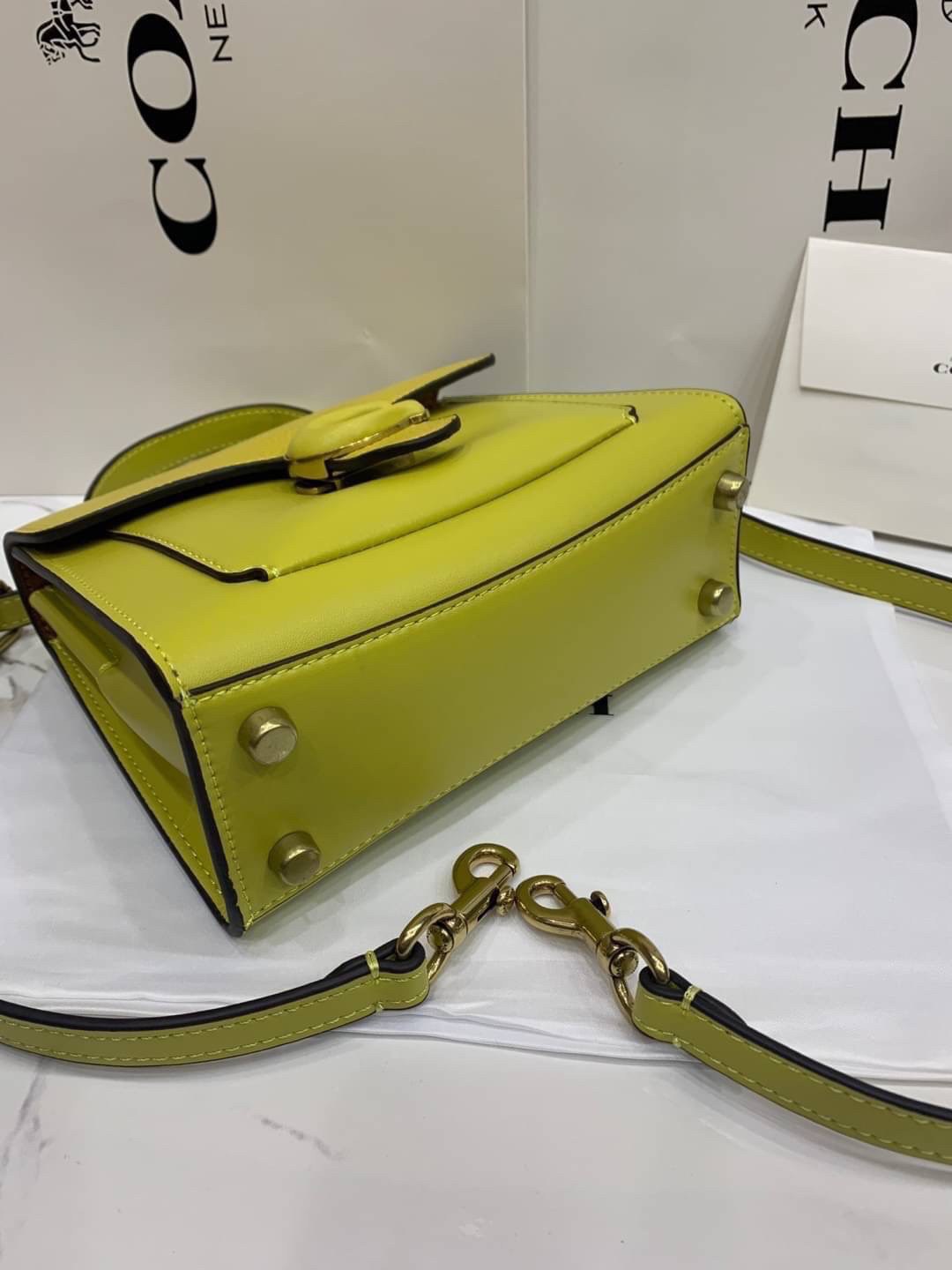 COACH TABBY TOP HANDLE 20 พร้อมส่งที่ไทยค่ะ! กระเป๋าหิ้ว//สะพายข้างได้ หนังแท้อย่างดี กหนึ่งใบทำหนังสองลายได้อย่างสวยงาม พร้อมโลโก้รุ่นใหม่ล่าสุดดูดีมากๆค่ะ เปิดปิดกระเป๋าแบบกดล็อค ภายในมีช่องหลักสองช่อง ใส่มือถือได้ทุกรุ่น;กระเป๋าเงินใบกลางได้;ของจำเป็นจ