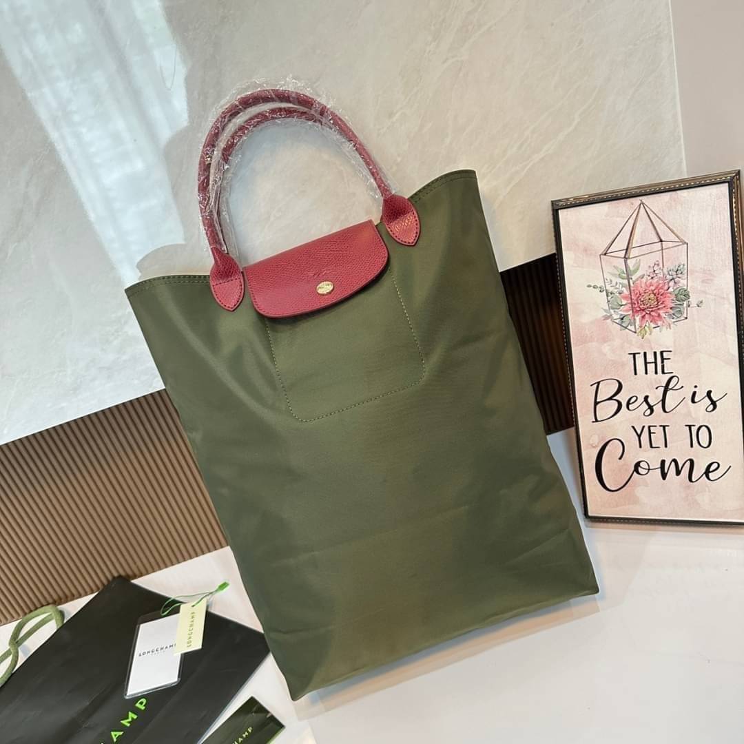 LONGCHAMP LE PLIAGE RE-PLAY TOP HANDLE BAG สินค้ารุ่นลิมิเต็ด collection สุดปัง ซื้อใบเดียวเหมือนได้2 ใบ กระเป๋าสะพายแนวตั้งที่กว้างขวาง มีเอกลักษณ์เฉพาะตัวแต่มีดีไซน์ที่น่าดึงดูด