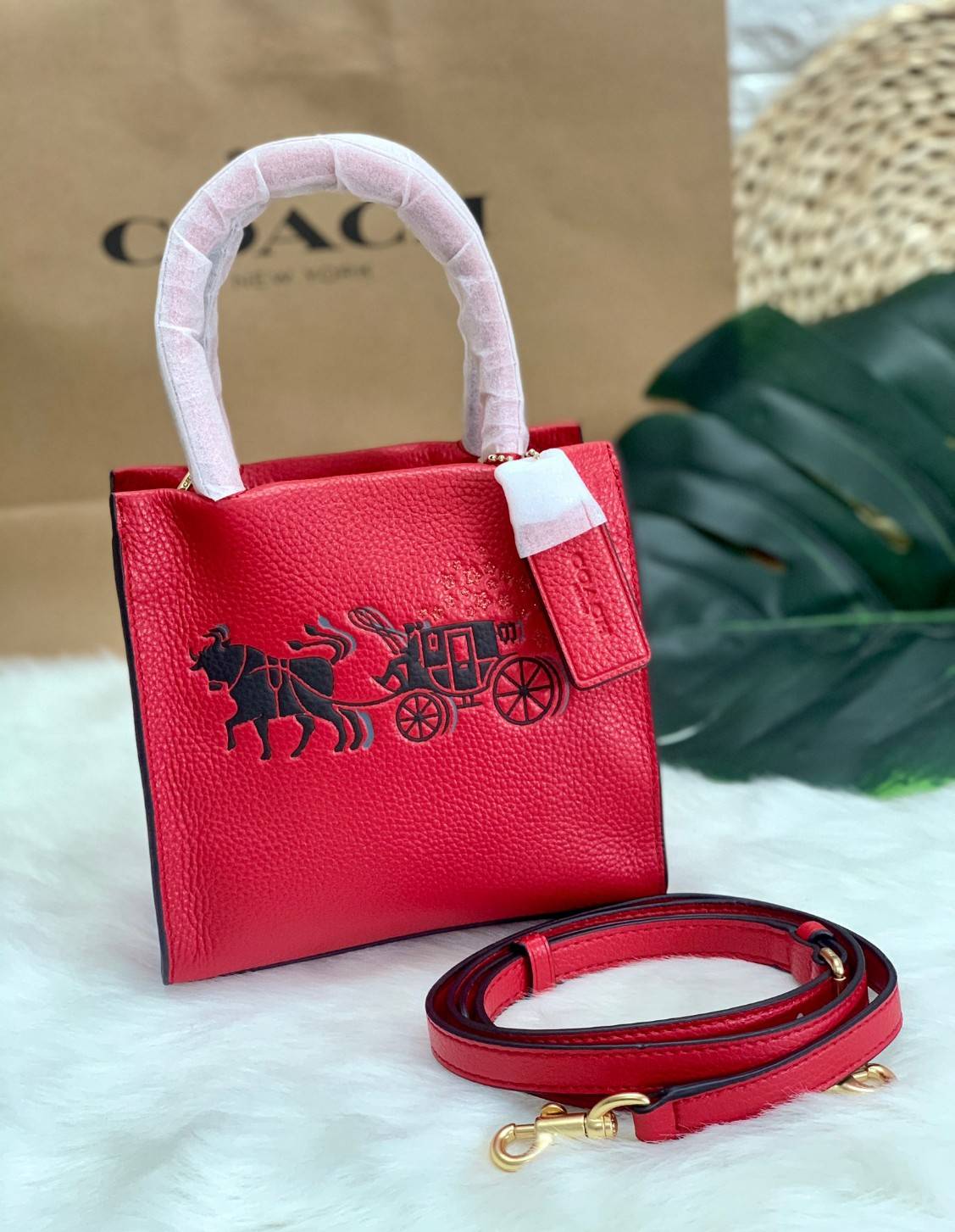 COACH MINI CALLY CROSSBODY IN SIGNATURE ((3599, 2184, 5693, 2134, 2183)) พร้อมส่งที่ไทยทันที! กระเป๋าสะพายครอสบอดี้ร์ กระเป๋าครอสบอดี้โท้ทมินิไซส์ รุ่นใหม่สุดฮอต!! ใบจริงคือน่ารักม้ากกกก!! สวยอยู่ทรง น่ารักน่าใช้ ทรงTote ปากกระเป๋าเปิดปิดแบบแม่เหล็ก ภายใน