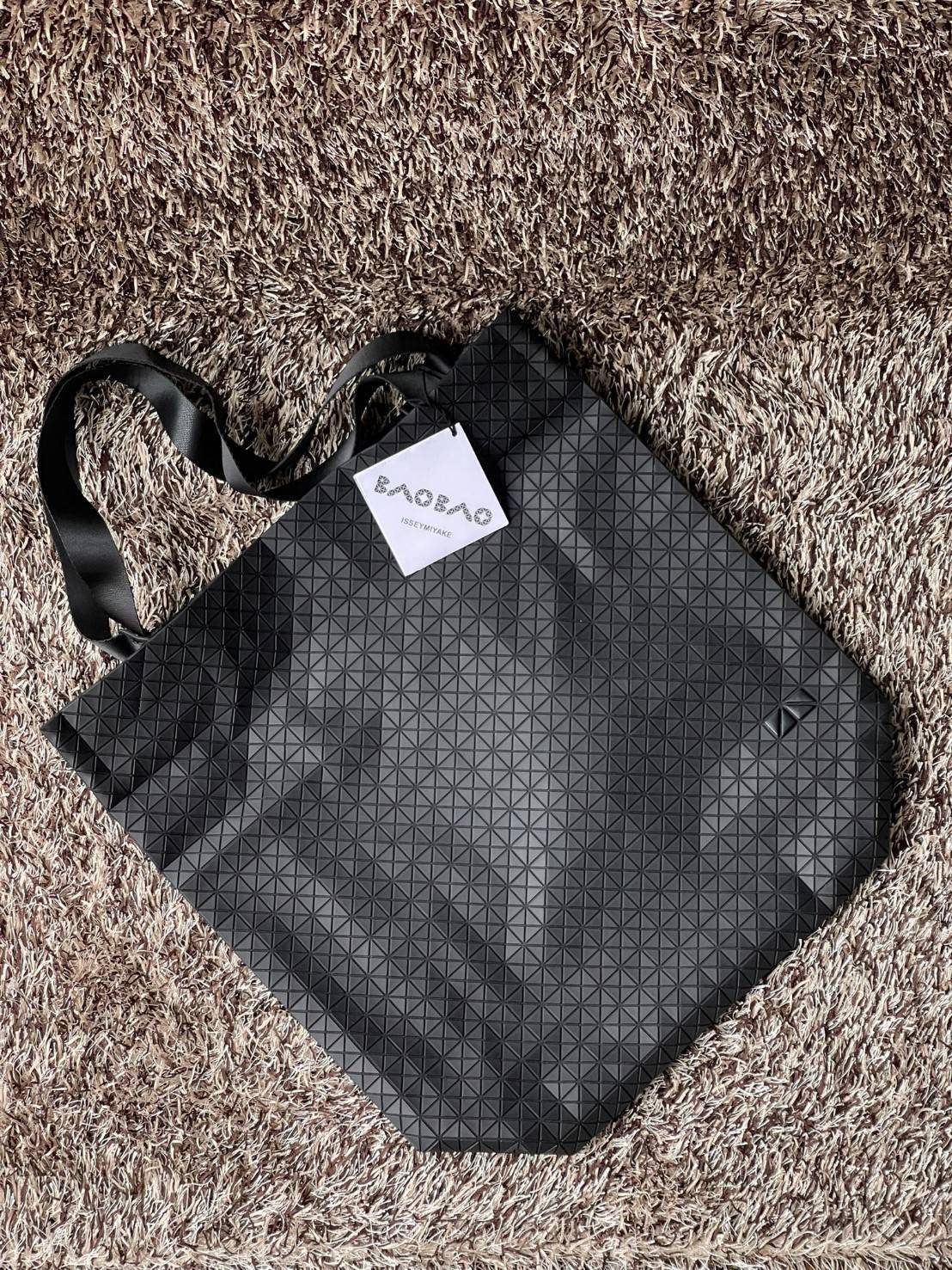 ORI 🥂 Baobao Issey Miyake Cart geometric tote bag / Miyake Cart Tote Bag รูปทรงที่สร้างขึ้นโดยบังเอิญ' เสื้อผ้าที่มีโครงสร้างและได้รับการออกแบบทางวิศวกรรมอันเป็นเอกลักษณ์ของแบรนด์ ส่งต่อไปยังเครื่องประดับที่น่าประทับใจและไร้กาลเวลาเหล่านี้ กร