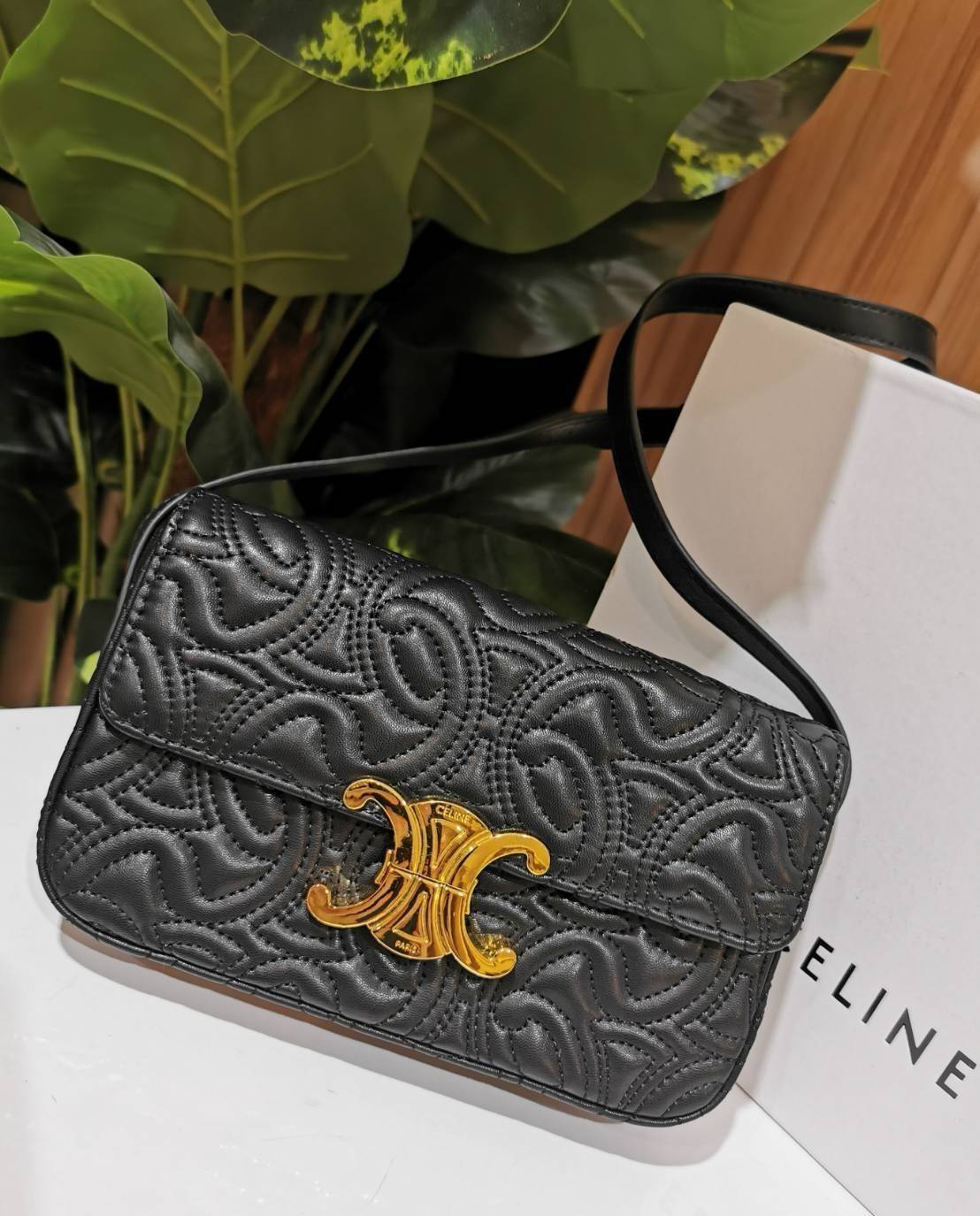 พร้อมส่งความสวย! ไอเท็มหายาก! ห้ามพลาดค่ะ! CELINE TRIOMPHE SHOULDER BAG VIP วัสดุหนังแท้ลวดลายเอกลักษณ์ของ CELINE TRIOMPHE ดีไซน์ยอดนิยมสไตล์สาว LISA เปิดปิดด้วยฝาปิดโลโก้แบรนด์อะไหล่ทอง ภายในโล่งกว้าง ใส่มือถือ กระเป๋าสตางค์ เครื่องสำอางค์ ของใช้จุกจิกได