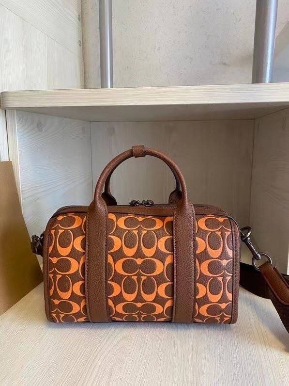 COACH GOTHAM DUFFLE / Coach Gotham 24 travelling bag handbag shoulder bag พร้อมส่ง กระเป๋าทรงหมอนรุ่นใหม่บ่าสุดปี 2022 รุ่นนี้สามารถใช้ได้ทั้งชาย//หญิง หนังแท้อย่างดี นิ่มทรงสวย มากๆค่ะ ภายในกระเป๋าสามารถใส่สัมภาระที่จำเป็นในชีวิตประจำวันได้ครบเลยค่ะ; มีช