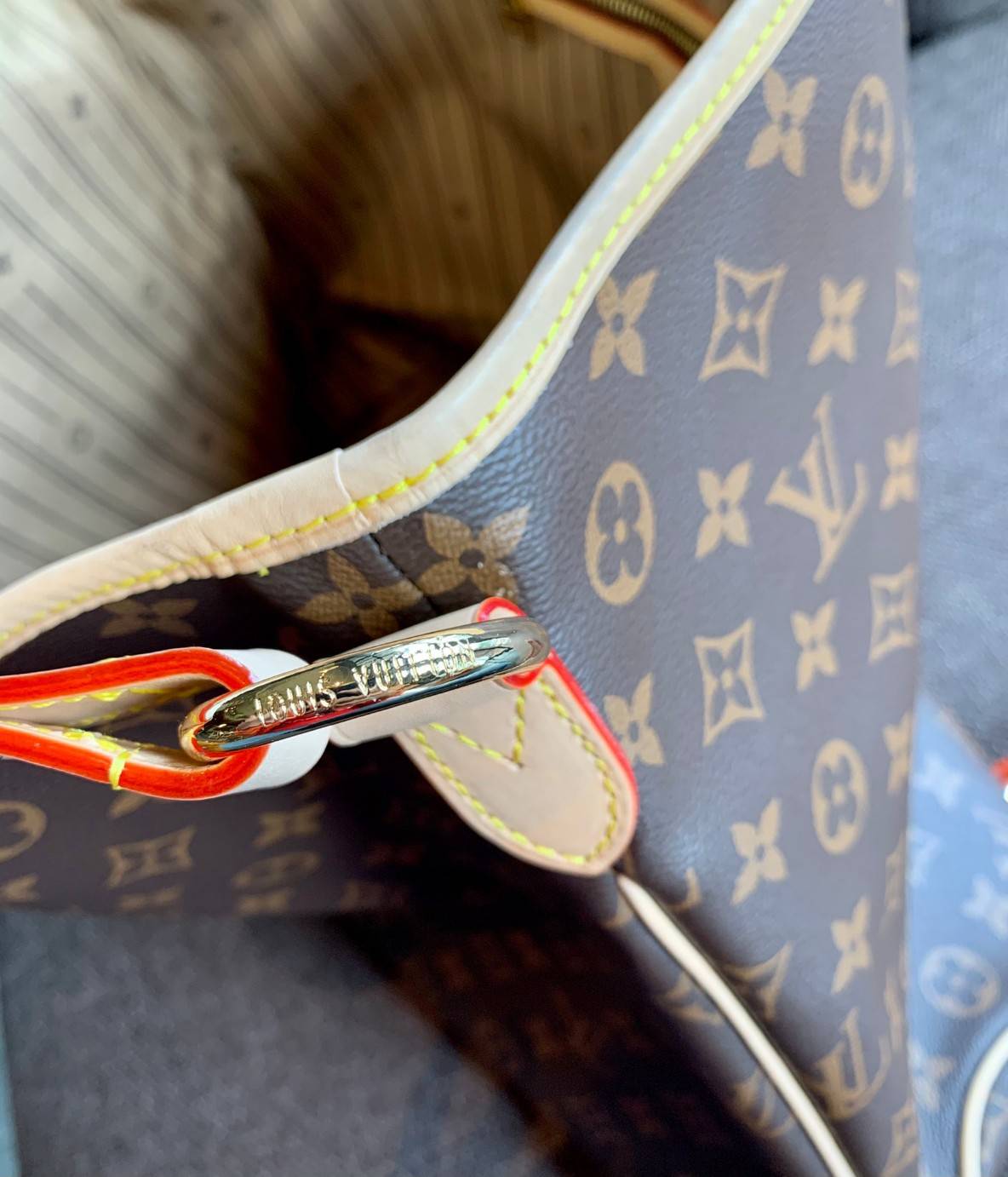 Large: ชอบๆใบใหญ่ ใส่ได้เยอะจริงๆค่าา!! LOUIS VUITTON MONOGRAM DELIGHTFUL ((PREMIUM GIFT LV)) พร้อมส่งค่ะสาวๆ กระเป๋าทรงสูง ใบใหญ่ หนังแกะสังเคราห์ นิ่มสวย ขอบหนังขัดสีธรรมชาติ หูหิ้วปั้มโลโก้LV สวย ปากกระเป๋ามีตัวคล้องให้นะคะ; ภายในกว้างมากๆสำหรับรุ่นนี้