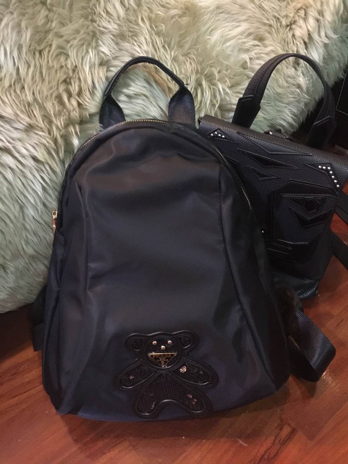 Don't Miss! PRADA NYLON BACKPACK กระเป๋าสะพายเป้ พรีเมี่ยมกิ้ฟจากเคาน์เตอร์ต่างประเทศรุ่น Limited edition ที่ฮ๊อตสุดๆ วัสดุเป็น Nylon เนื้อหนาคุณภาพดีตามแบบฉบับของแบรนด์ ขนาดกำลังดี น้ำหนักเบา ด้านหน้าเป็นลายหมีปั๊กกลิ้ตเตอร์โลโก้แบรนด์อะไหล่ทองหรู ภ