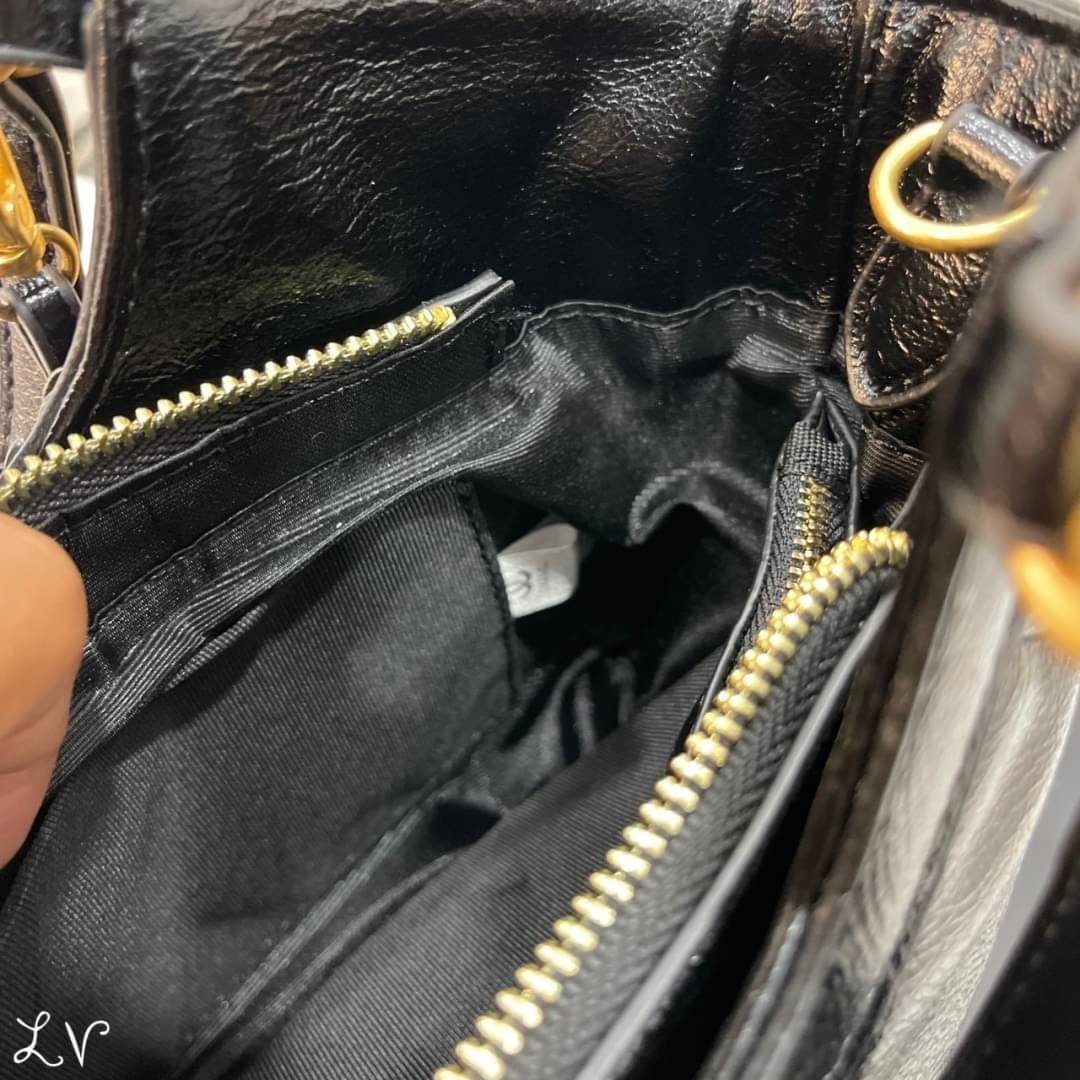 Chanel Tote Handbag & Crossbody Bag กระเป๋าสะพายทรงโท้ท งานหนังสวยเต็มใบ จุของได้แบบจุกๆ ดีไซน์คลาสสิค ใช้งานได้ง่ายด้วยหูจับและสายสะพาย ที่สามารถถอดออกได้ ในวันที่อยากปรับเปลี่ยนลุค รับรองว่าเก็บได้หมดทุกไอเท็มจำเป็น แนะนำเลยน้า