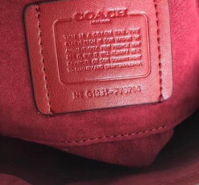 COACH KAY CROSSBODY IN SIGNATURE ((78277)) กลับมาอีกครั้ง! กระเป๋าหิ้ว//สะพายแบบครอสบอดี้ร์ หนังแท้นิ่มสวย เปิดปิดกระเป๋าแบบหมุนล็อค ภายในโล่งสามารถใส่กระเป๋าเงินใบกลางได้;มือถือได้ทุกรุ่น; มีช่องเล็กให้ใส่ของจุกจิก;ซัปในบุผ้าอย่างดีเลยค่ะ มาพร้อมสายสะพาย