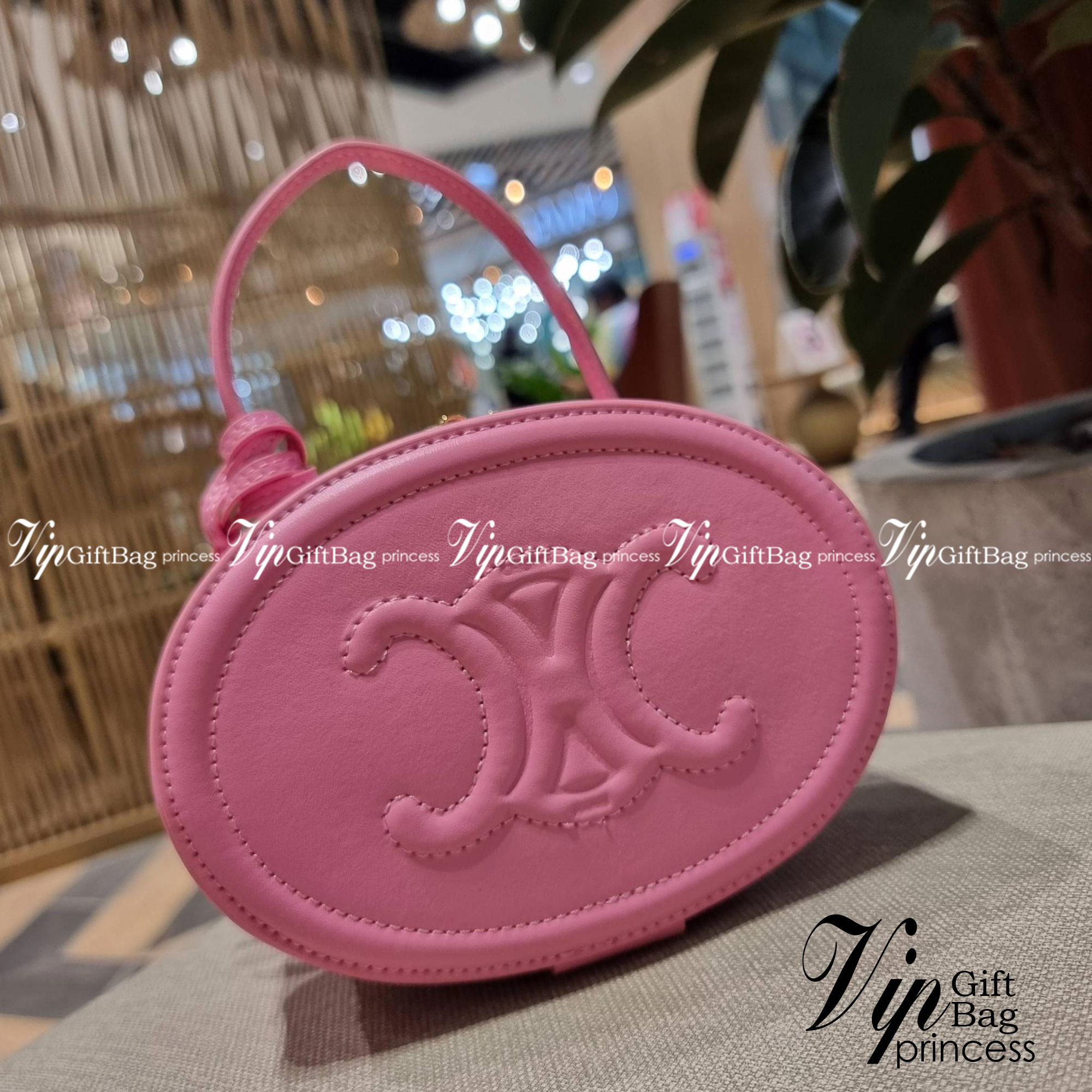 VIP 🥂 CELINE OVAL MINAUDIERE CUIR TRIOMPHE น้องน่ารักม้ากกกก!! น่ารักตะโกนไปเลย!! กับกระเป๋าทรง oval รุ่นแรร์ไอเท็ม ที่หายาก และ sold out ไปหลายรอบ!! น้องใบกะทัดรัด สำหรับสาวๆที่ชอบพกพกของแบบง่ายๆ ให้ชีวิตไม่ยุ่งยาก คล้องแขนใช้งานเก๋ๆ วัสดุหนังสัง