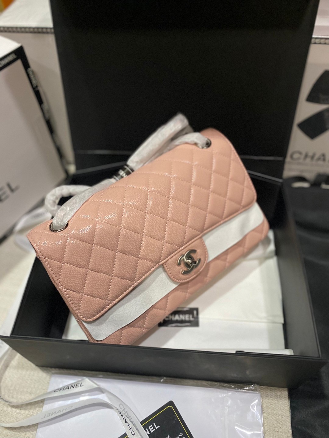 CHANEL Classic Medium Flap Bag กระเป๋าสะพายคลาสสิกรุ่นยอดนิยมตลอดกาล ดีไซน์เรียบหรูหราขับผิว งานหนังแท้สวยมาก มีอะไหล่เงินและทอง สุดยอดเดอะเบสท์ไอเท็ม
