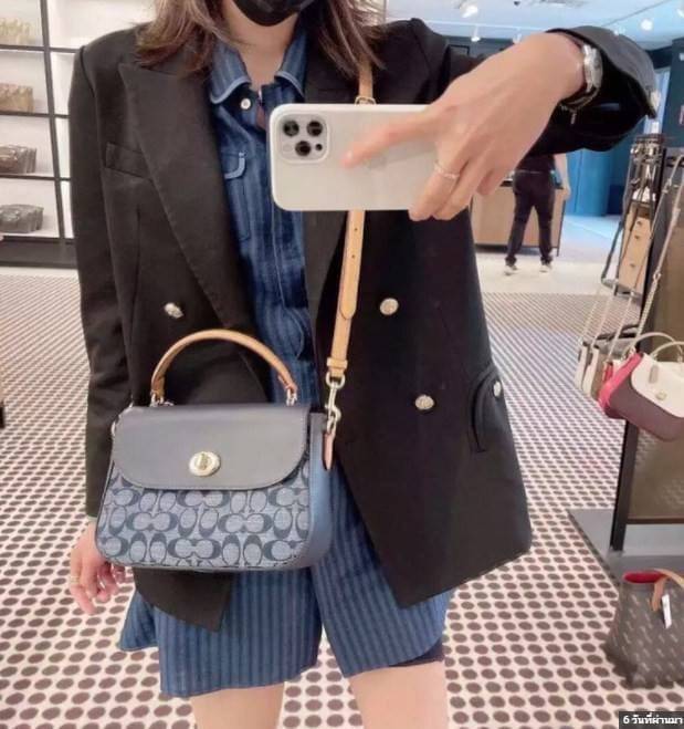 COACH C4921 MARLIE TOP HANDLE SATCHEL IN SIGNATURE CHAMBRAY กระเป๋าถือ/สะพายข้าง มีดีไซน์ยูนีค โดดเด่น ตกแต่งโลโก้ด้านข้างอะไหล่ทอง วัสดุผ้าแชมเบรย์ ทอเส้นลายสวย เปิด-ปิดด้วยตัวล็อคแน่นหนา ภายในเป็นช่องโล่ง ใส่ของได้ครบครัน มาพร้อมหูจับในตัวและสายสะพายข้า