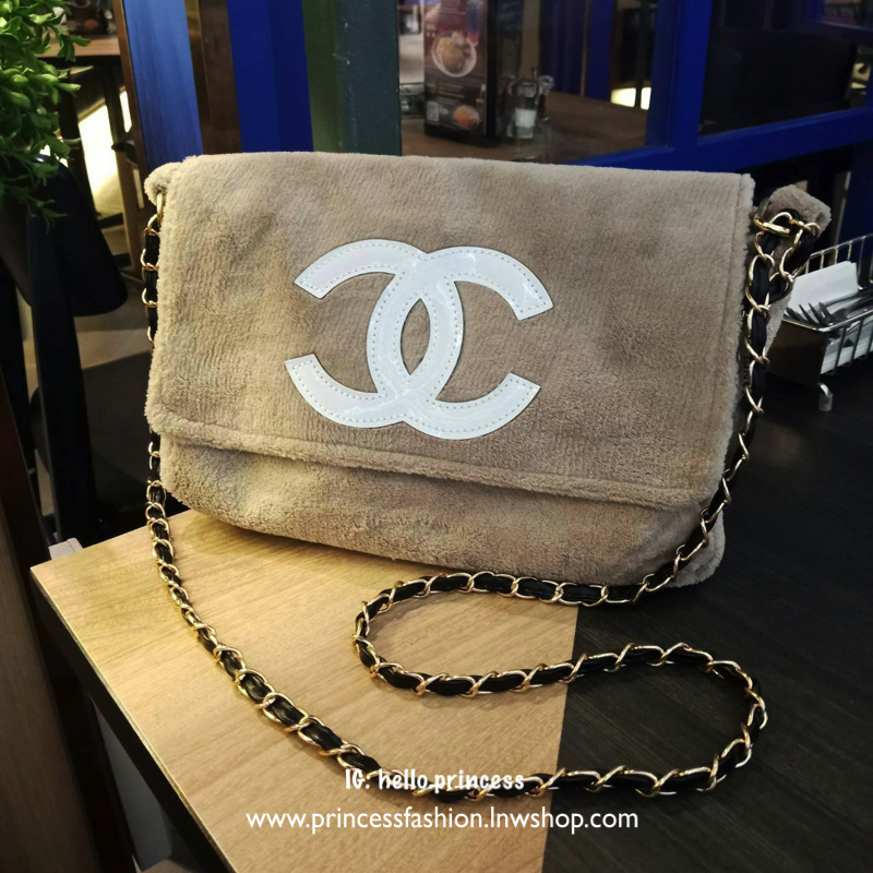 NEW UPDATE 2019! Chanel Beaute Crossbody Bag กระเป๋าถือหรือสะพายพรีเมี่ยมของเเท้จาก Chanel Cosmetic Counter VIP Gift รุ่นแนะนำวัสดุขนวูฟสีเบจหนานุ่มตัดโลโก้แบรนด์หนังแก้วสวยโดดเด่น น้ำหนักเบา เปิดปิดด้วยฝาปิดกระดุมแม่เหล็ก ใบใหญ่กำลังดีใส่ ipad กระเป๋าสตา
