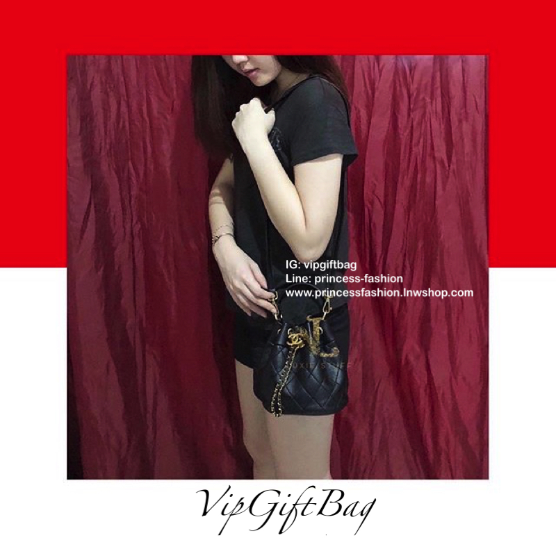 Chanel premium for gift ทรงขนมจีบ เป็นกระเป๋าถือ/สะพายหลังอเนกประสงค์หนังแกะสังเคราะห์โลโก้แบรนด์อะไหล่สวยหรู สายโซ่อะไหล่สีทูโทนรูดปิดกระเป๋า เก๋มากๆค่ะ อุปกรณ์ : กล่อง ถุงผ้าแบรนด์