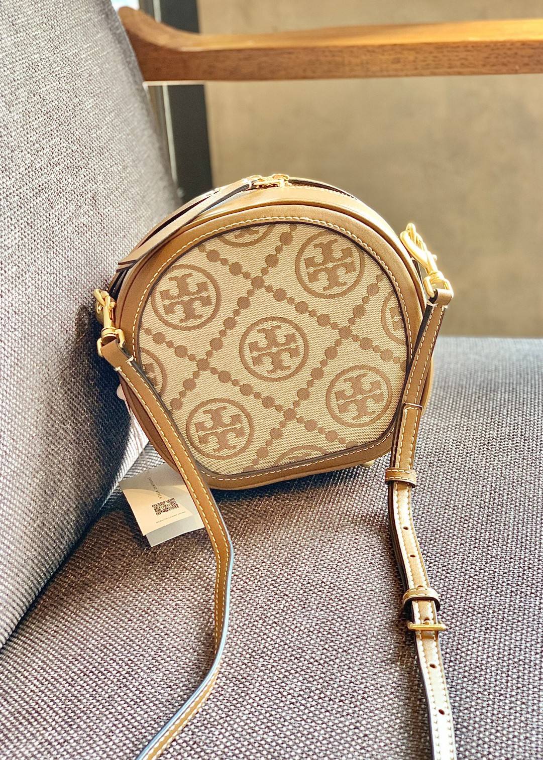 TORY BURCH T MONOGRAM JACQUARD CIRCLE BAG ((Large size)) พร้อมส่งที่ไทย สวยก่อนใครที่นี่! กระเป๋าจาก Tory burch รุ่นนี้มาในสไตล์ทรงวงกลม สุดคลาสสิค ดูคล่องตัวมากขึ้น วัสดุJacquardทอลายแบรนด์+ขอบหนังแท้ ได้ลงตัวสวยงามอยู่เหมือนเดิมค่ะ
