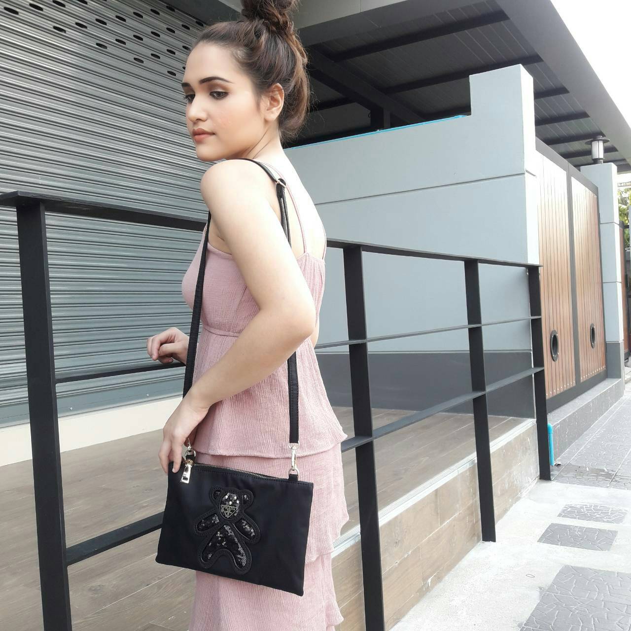 Best Seller!! กระเป๋าอเนกประสงค์ทรง clucth & crossbody จาก งานพรีเมี่ยมกิ้ฟ จากเคาเตอร์ต่างประเทศคะ แบรนด์ PRADA มาค่า เป็น กระเป๋าผ้าไนล่อน ตามแบบฉบับของแบรนด์เลย ใบนี้มีสายยาวให้คะ เลิศมาก สะพายเป็น shoulder bag ได้เลย ขนาดกำลังดีคะ ใส่มือถือได้ทุกรุ่น 