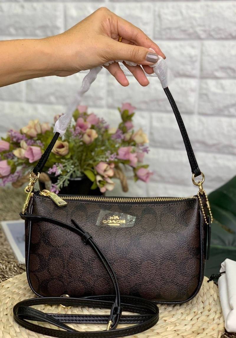 COACH HANDLE POUCH SIGNATURE BAG (รุ่นโลโก้อะไหล่ตัวเล็ก) กระเป๋าสะพาย หรือสะพายข้าง Crossbody ราคาสุดคุ้มค่ะ วัสดุ pvc อย่างดี ลาย C เปิดปิดกระเป๋าแบบซิป ภายในสามารถใส่กระเป๋าสตางค์ใบยาวขนาดปกติได้ ของอื่นๆจุค่ะ มีช่องเล็กใส่ของจุกจิก สายยาวถอดออกได้เลื่