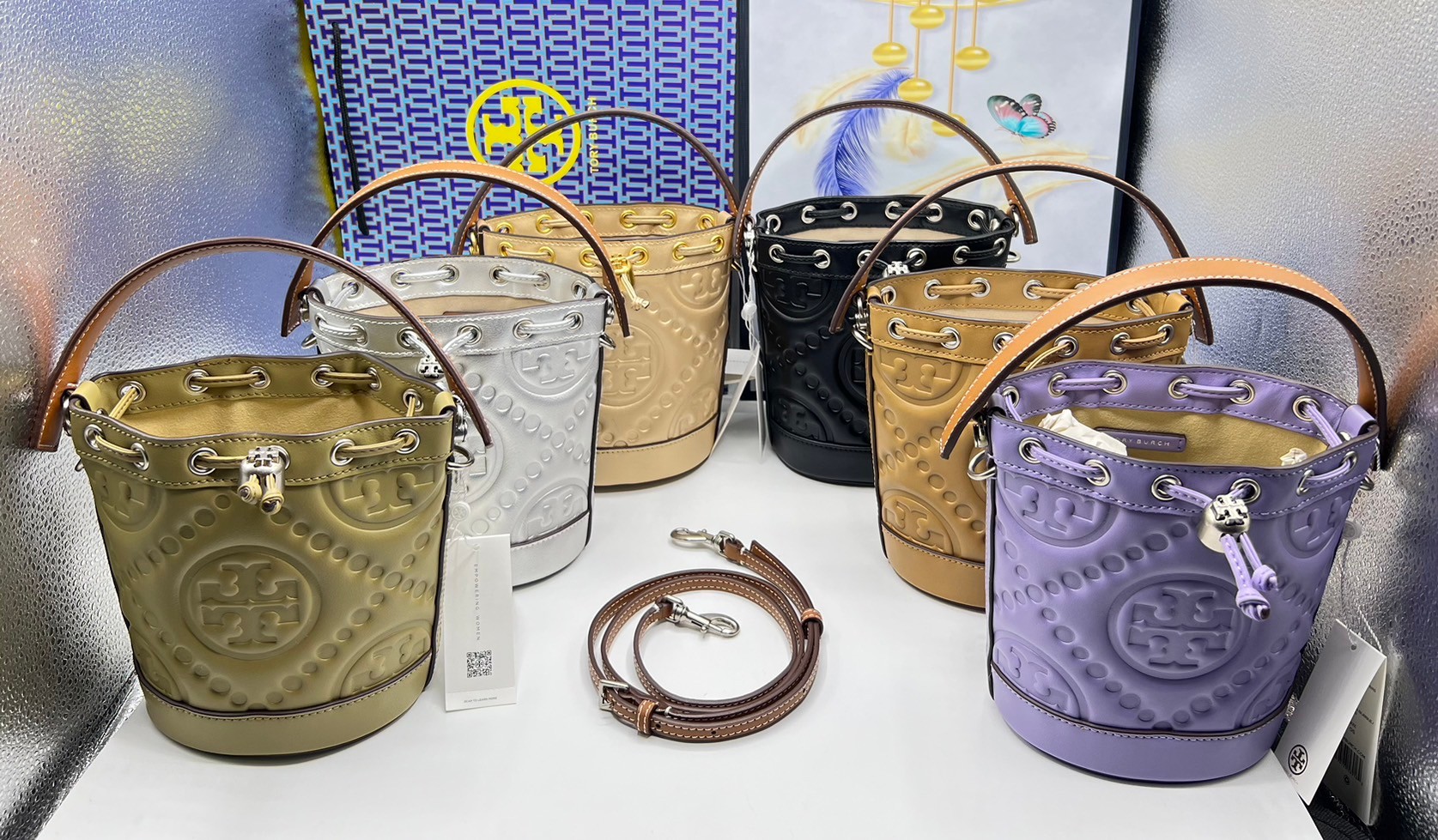 6 สี Tory Burch Puffy Mini / Tory burch T Monogram Puffy Patent Mini Bucket Bag / Tory Bucket Bag กระเป๋าบัคเกต size เล็ก โดดเด่นด้วยโลโก้ตัวนูนปั๊มด้านหน้า