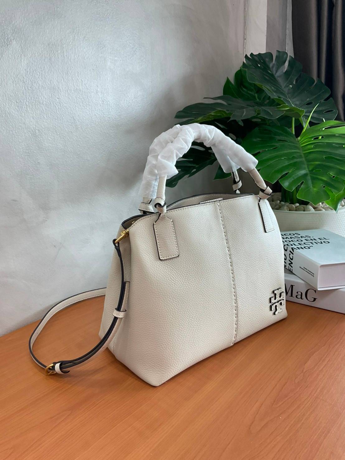 TORY BURCH Mcgraw Satchel Tote Bag (Size L) กระเป๋าถือ/สะพาย Crossbody วัสดุหนังลูกวัวแท้ 100% ด้านหน้าประดับโลโก้หนัง ตัดเป็นรูปตัว T สัญลักษณ์แบรนด์ ตัวกระเป๋าเดินด้ายเล่นลายเพิ่มลูกเล่น เพื่อความเก๋!!
