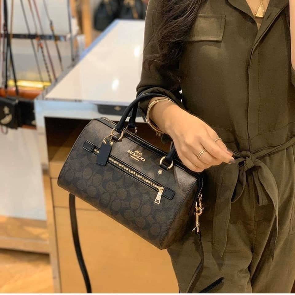COACH ROWAN SATCHEL IN SIGNATURE CANVAS (COACH F83607)🌺ระดับตัวTOP ยกให้เธอเลย กับรุ่นนี้💃//หมอน 10" รุ่นมีช่องซิปด้านหน้า สามารถแยกเก็บของสำคัญๆได้อย่างเป็นสัดส่วน สำหรับใครที่ชอบกระเป๋าที่จุของได้เยอะๆ รุ่นนี้ตอบโจทย์ได้เลย แนะนำว่า