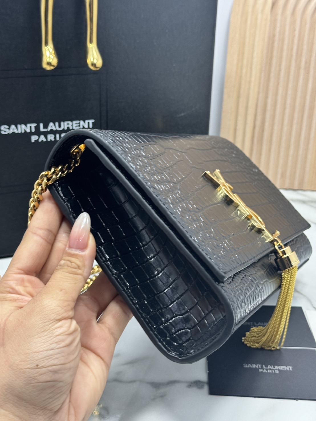 ORI หนังแท้ | 24cm Ysl Kate Croc Tassel Bag / YSL Woc Bag กระเป๋าสะพายทรง woc เรียบหรูดูแพงที่แท้จริง งานหนังลายจรเข้เต็มใบโดดเด่นด้วยโลโก้แบรนด์สุดหรู พร้อมพู่ห้อย รุ่นฮิตลอดกาลดูดีมีระดับ