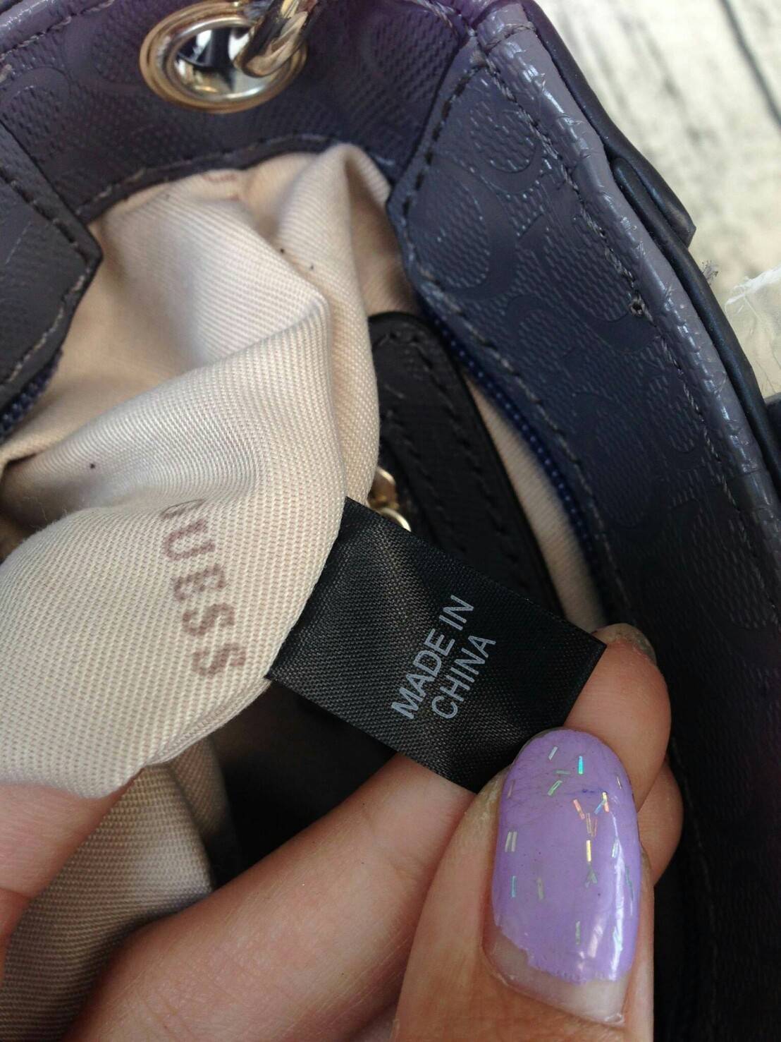 GUESS DELANEY SAFFIANO MINI CROSSBODY BAG WITH STAR กระเป๋าถือหรือสะพาย GUESS FACTORY วัสดุหนังลาย Saffiano ประดับอะไหล่เงินรูปดาวสุดชิค ขนาดกำลังดี น้ำหนักเบา ด้านหน้าประดับ logo พร้อมกับ พวงกุญแจ Signature แบรนด์ที่หูหิ้ว ถอดเเยกใช้ได้ เปิดปิด ด้วยซิป ภ