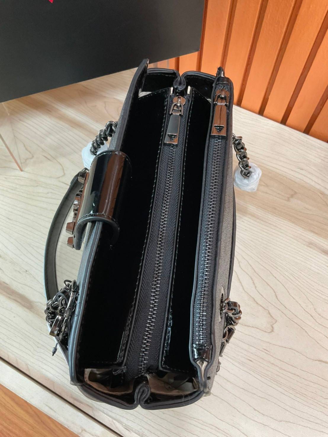 กระเป๋าสะพายไหล่ Guess Logo City Small Society Satchel กระเป๋าสะพายไหล่ ขนาดกำลังดี วัสดุ pu สวยอยู่ทรง มาพร้อมพวงกุญแจน่ารักๆ ถอดออกได้ ด้านหน้าประดับโลโก้แบรนด์ เปิดปิดด้วยซิป มี 2 ช่องหลักใช้งาน ภายในช่องซิปหน้าแยกเป็นสัดส่วนการใช้งาน ซิปช่อง 2 โล่งกว้