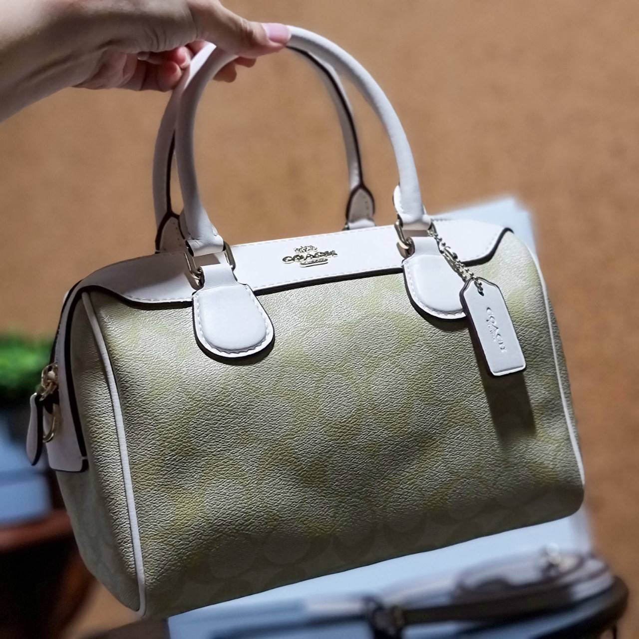 ของแท้ 💯% 】COACH F32203 MINI BENNETT SATCHEL IN SIGNATURE CANVAS กลับมาอีกครั้ง!! กับกระเป๋าทรงหมอนยอดฮิต 🥳 มีกี่สีก็ขายหมด วัสดุหนังแคนวาสเคลือบลาย ทรงสวยใช้งานได้ทุกโอกาส