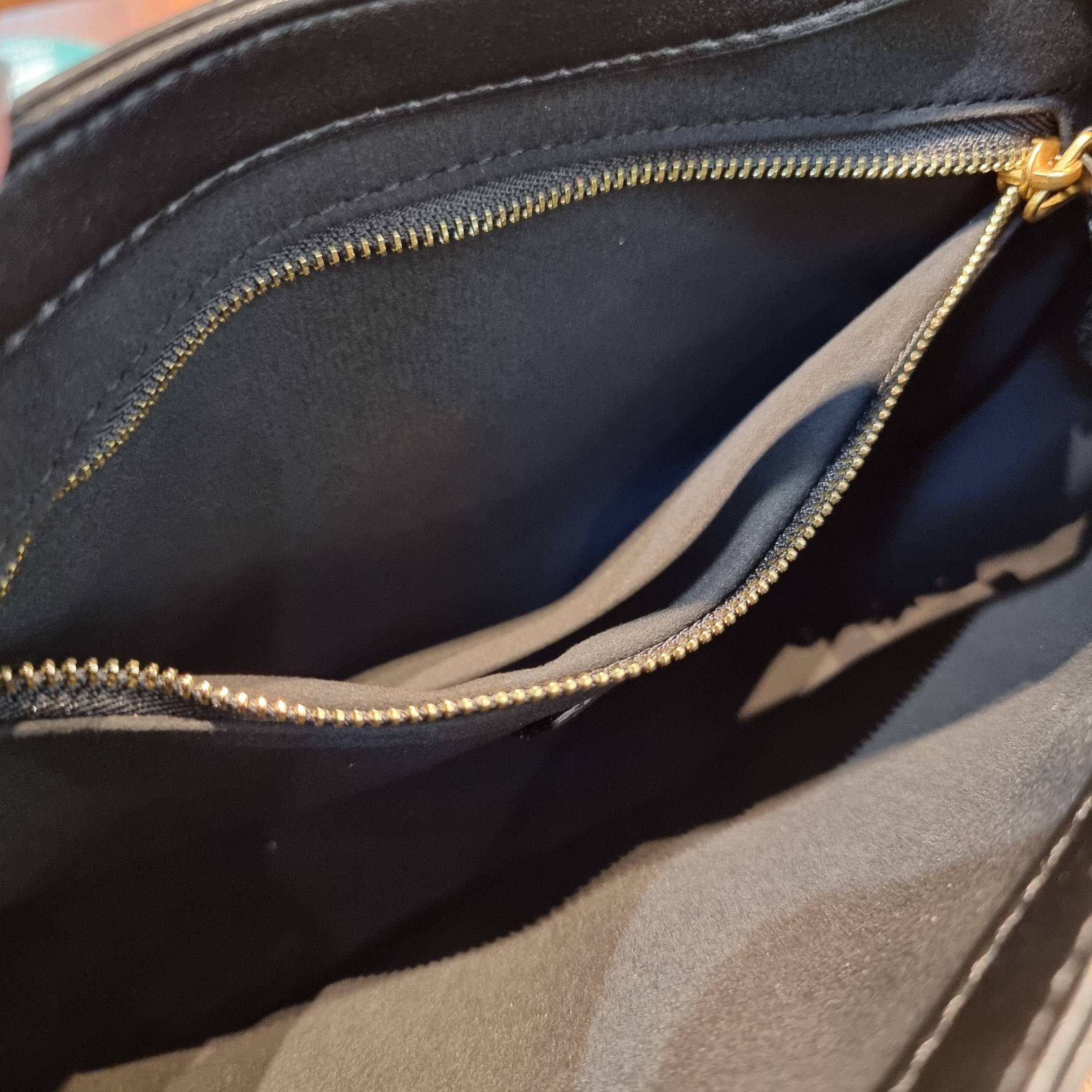 YSL LE 5 À 7 HOBO BAG IN SMOOTH LEATHER / Yves Saint laurent hobo bag กระเป๋าสะพายไหล่ ดีเทลหรู สวยครบทุกมุม ตอบโจทย์สาวๆทุกไลฟ์สไตล์ เพราะใช้งานได้ง่ายและสะดวก วัสดุหนังแท้ สัมผัสดีงาม น้ำหนักเบา ดูแพงที่สุด โดดเด่นด้วยโลโก้ สามารถเกี่ยวคล้องเพื่อล็อคปิด