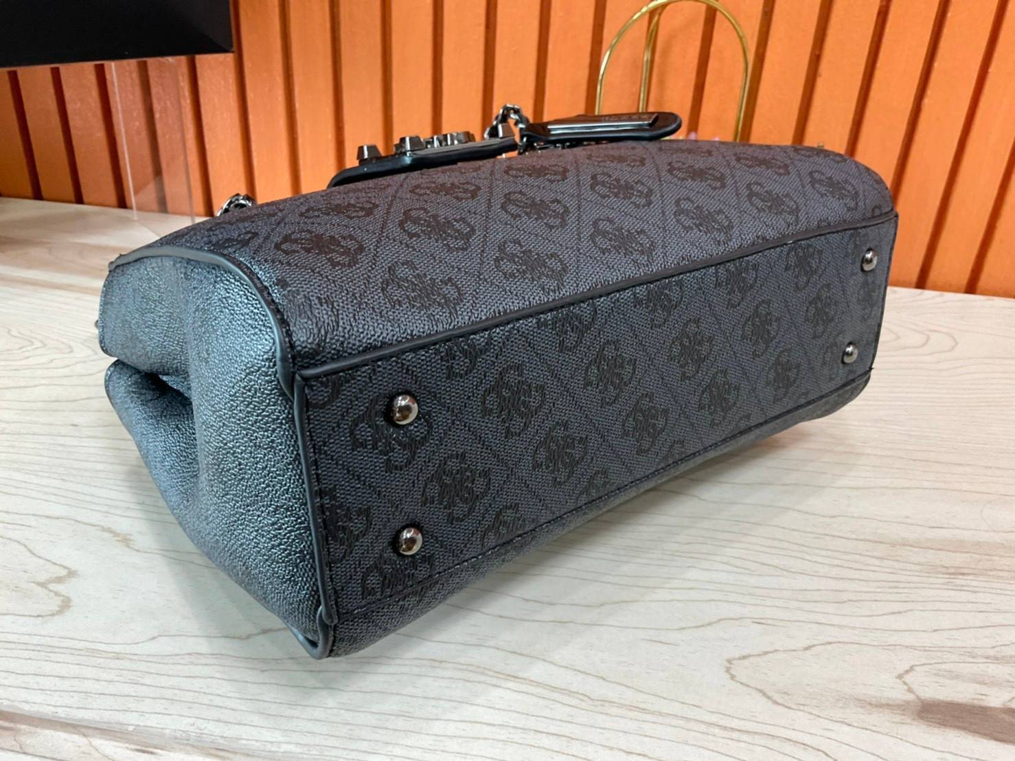 กระเป๋าสะพายไหล่ Guess Logo City Small Society Satchel กระเป๋าสะพายไหล่ ขนาดกำลังดี วัสดุ pu สวยอยู่ทรง มาพร้อมพวงกุญแจน่ารักๆ ถอดออกได้ ด้านหน้าประดับโลโก้แบรนด์ เปิดปิดด้วยซิป มี 2 ช่องหลักใช้งาน ภายในช่องซิปหน้าแยกเป็นสัดส่วนการใช้งาน ซิปช่อง 2 โล่งกว้