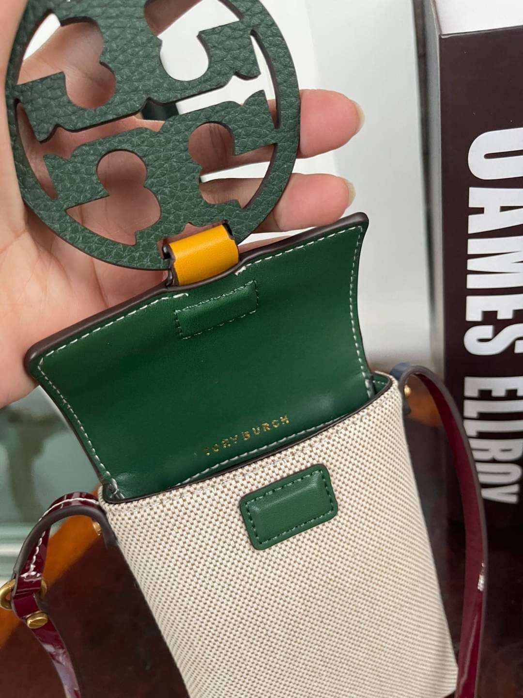 OUTLET 💕Tory Burch Miller Canvas Phone Crossbody ขึ้นชื่อว่ากระเป๋าสำหรับใส่มือถือหรือของจุกจิกต่างๆ โดยให้เหมาะกับการใช้งานนั้นมีไม่มาก คอลเลคชั่นนี้ออกมาเพื่อเอาใจสาวๆโดยเฉพาะ สีสันสุภาพ