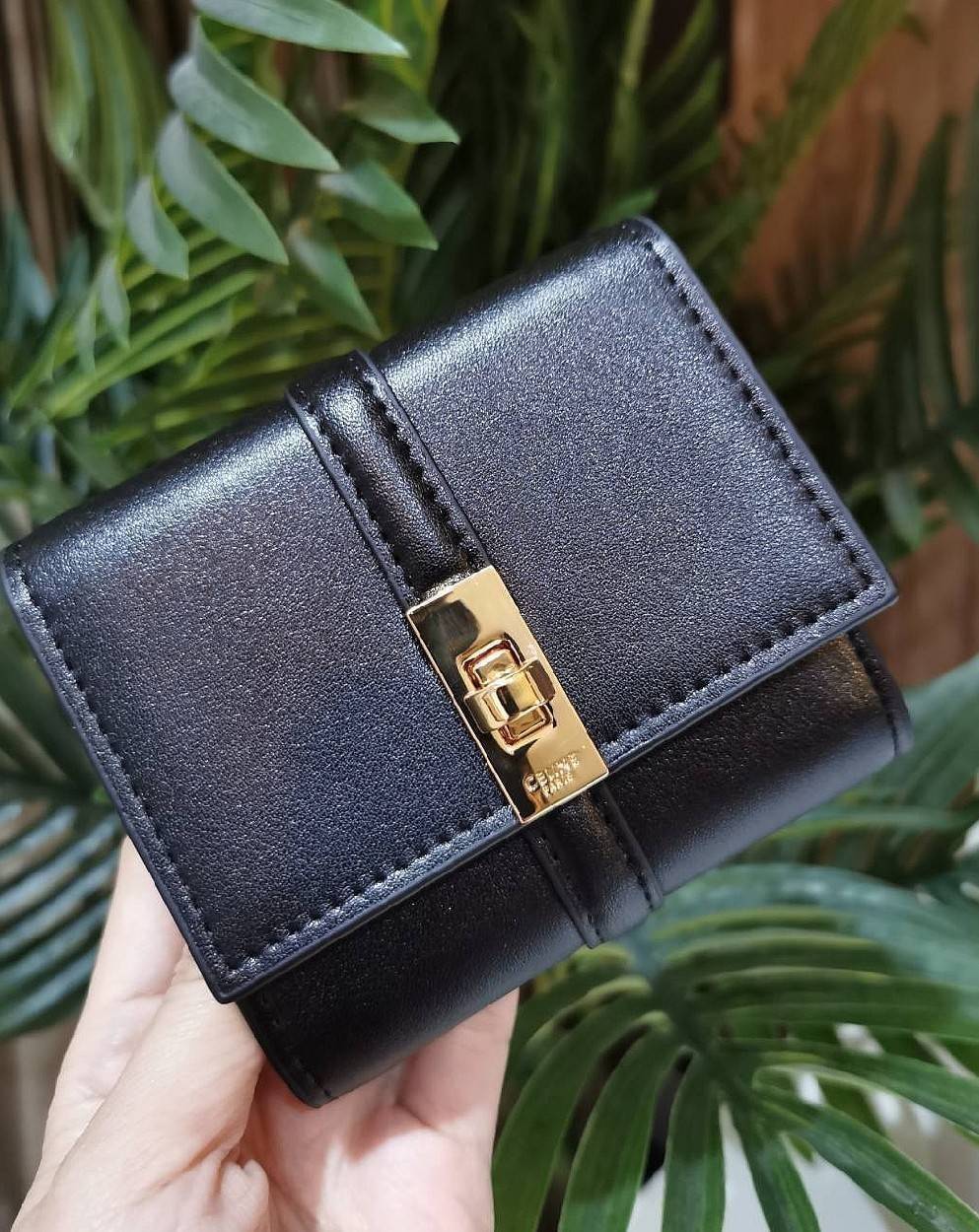 CELINE SHORT WALLET VIP GIFT WITH PURCHASE (GWP) พรีเมี่ยมกิ๊ฟ Limited จาก CELINE HAUTE PARFUME DUTYFREE COUNTER หนังแท้ CalfSkin เรียบสวยอยู่ทรงมีโลโก้ด้านหน้าเปิดปิดด้วยตัวล๊อคบิดอะไหล่ทองปั้มโลโก้ภายในมีช่องแบ่งหลายช่อง มีช่องใส่บัตรหลายช่อง ช่องใส่เหร