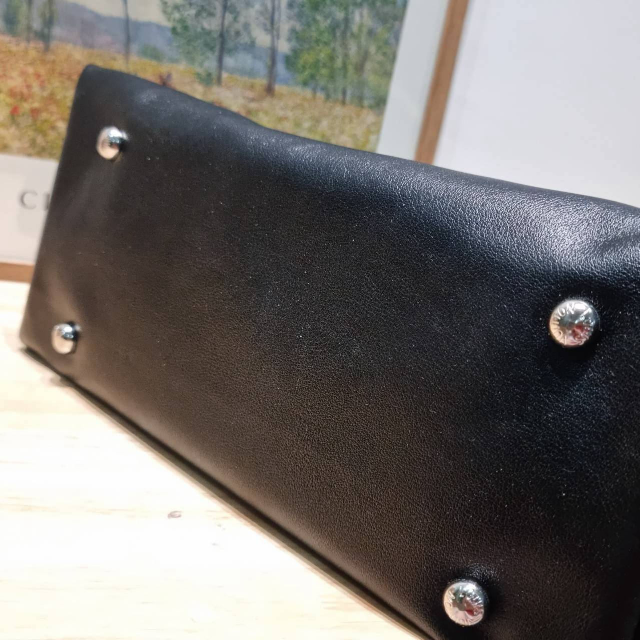 LV CARRYALL CARGO VIBE ใหม่ล่าสุด กระแสกระเป๋าไวบ์คาร์โก้มาแรงสุดๆ ดีไซน์สีดำคลาสสิค มีดีเทลลูกเล่นแซมลวดลายกิมมิค ทำให้กระเป๋าดูโก้และดูติดแกลมมาก เหมาะใช้ได้ทุกวัน