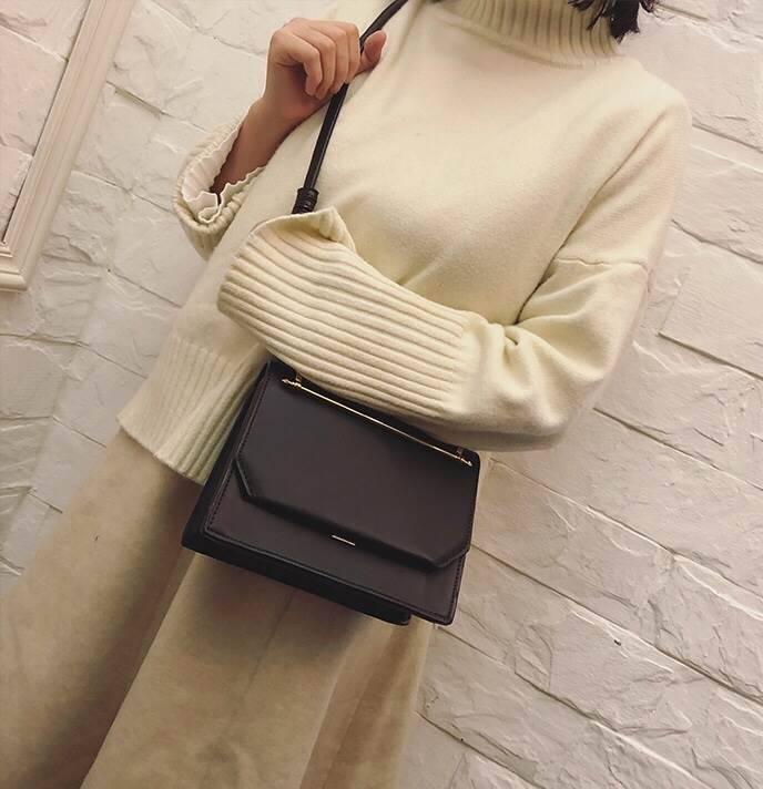 CHARLES & KEITH STRUCTURED HANDBAG กระเป๋าถือหรือสะพายรุ่นใหม่ล่าสุดหนังอยู่ทรงสวย เปิดปิดด้วยตัวล๊อคอะไหล่ปั้มโลโก้ หูจับถนัดมือพร้อมสายสะพายยาวถอดปรับระดับได้ น้ำหนักเบา ภายในมีโลโก้พร้อมช่องซิป ใส่กระเป๋าสตางค์ใบยาวได้ จะถือหรือสะพายก็ดูดี สาวๆที่กำลัง