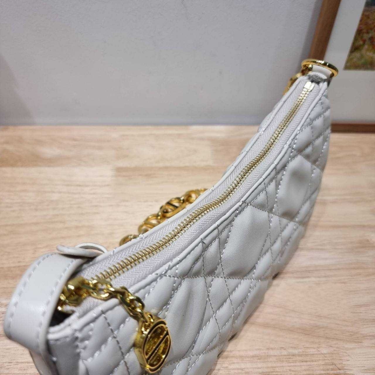 Dior White Supple Macrocannage / CD LOUNGE BAG กระเป๋าสะพายทรงพอช สวยหรู ดีไซน์เรียบ แต่ดูแพง