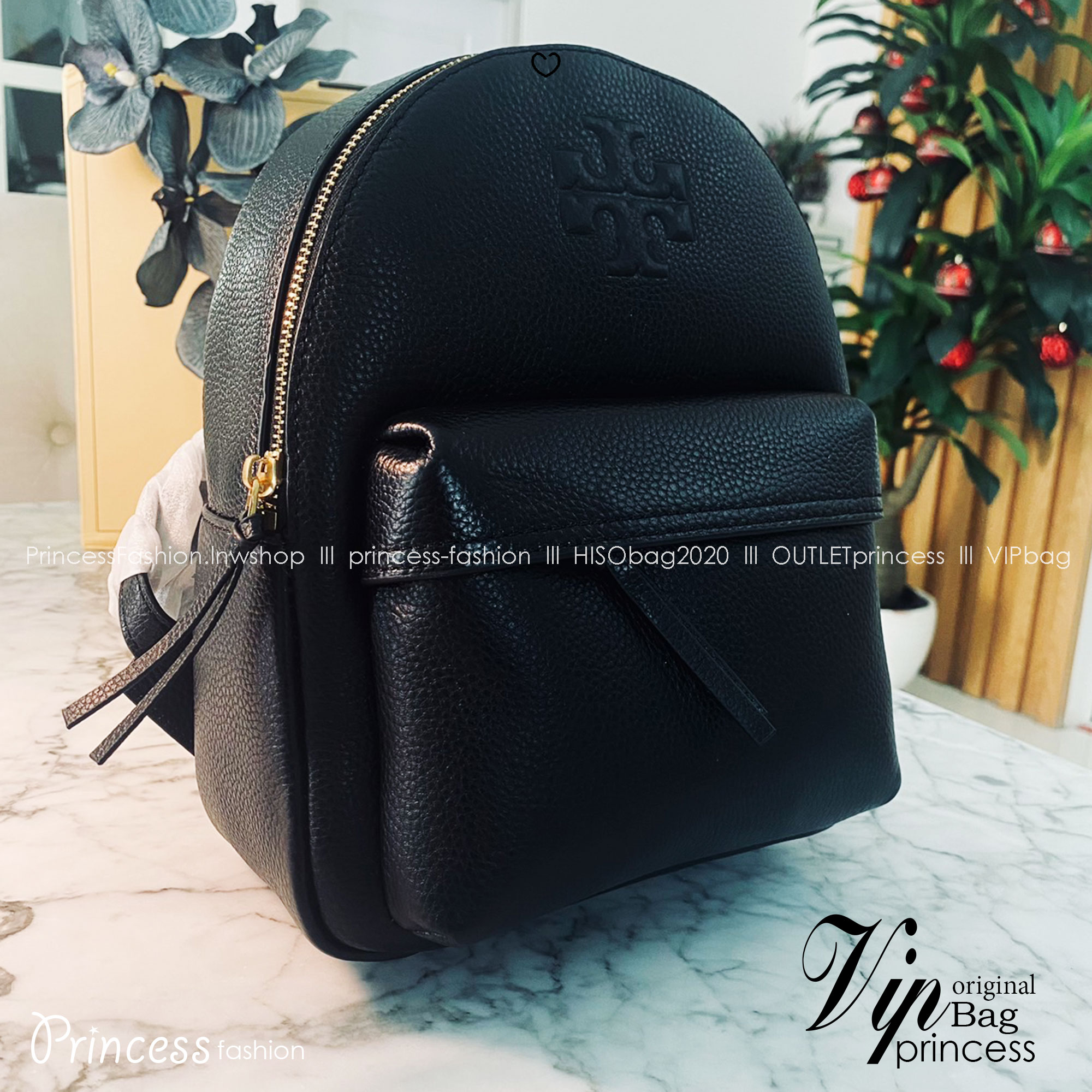 ory Burch Thea Mini Backpack คอลเลคชั่นใหม่ กระเป๋าเป้ไซส์มินิน่ารัก งานหนังเต็มใบสีดำสุดคลาสสิก ไอเท็มเด็ดที่ใครๆก็ต่างรอคอย!! ภายในเป็นช่องโล่ง ใส่ของสำคัญได้สบายๆ สายสะพายสามารถปรับได้ ใบนี้คุ้มค่าราคามากๆ