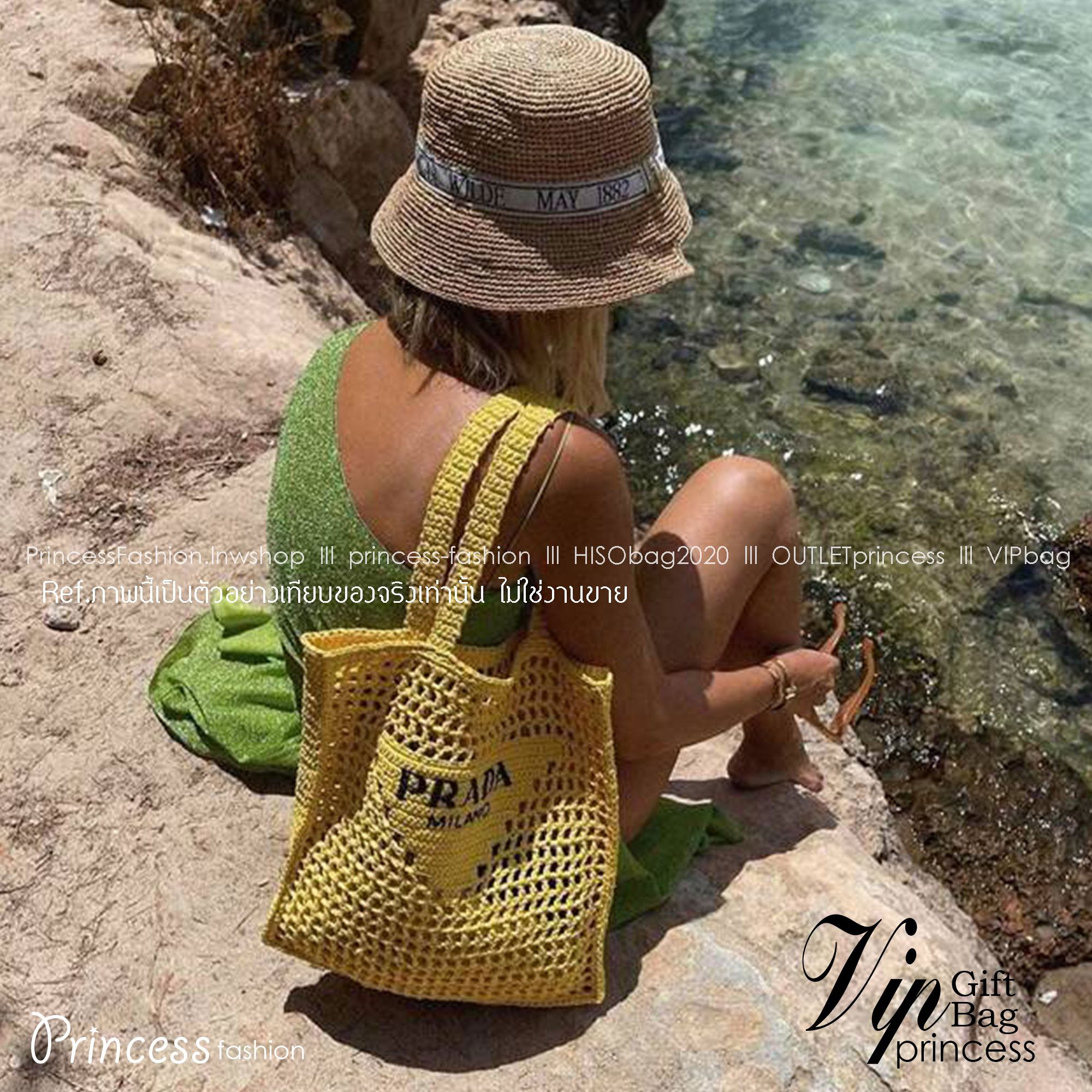 PRADA RAFFIA TOTE BAG สวยไม่ซ้ำใคร สไตล์บีช เหมาะมากกับการสะพายไปเที่ยวทะเล หรือจะใช้ในวันสบายๆก็ตอบโจทย์ กับกระเป๋าสะพายสานใบใหญ่ ตัวกระเป๋าเป็นวัสดุสังเคราห์จากธรรมชาติ