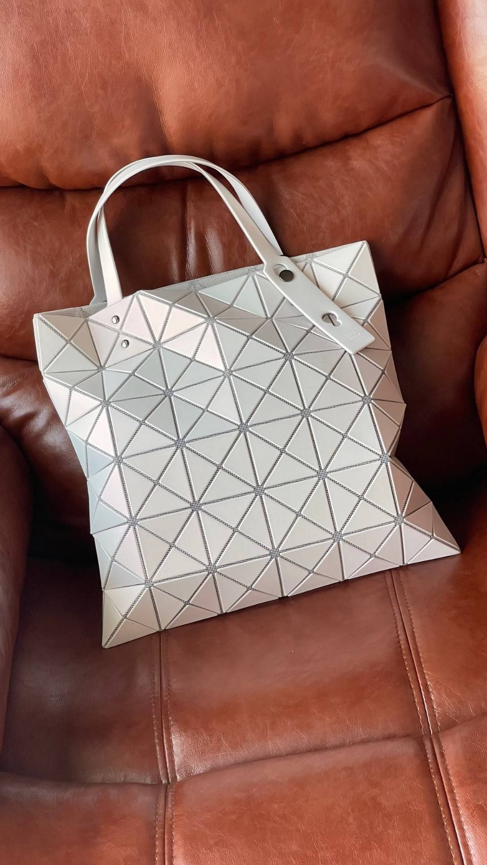 ORIGINAL 🌸 BAO BAO ISSEY MIYAKE LUCENT 6X6 matte tote bag เป็นซีรีส์ที่โดดเด่นด้วยโทนสีสว่าง โดดเด่นด้วยลักษณะต่างๆ เช่น ตาข่ายสว่างที่มองเห็นได้ผ่านช่องว่างระหว่างชิ้นสามเหลี่ยม