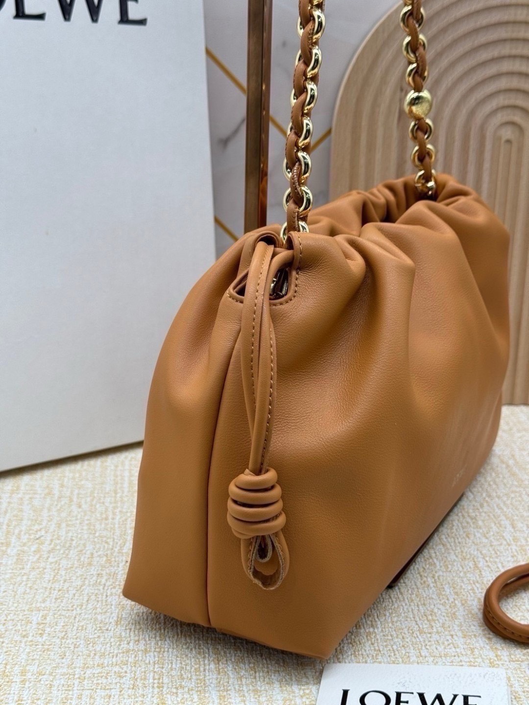 ORI หนังแท้ | Medium Loewe Flamenco purse in mellow nappa leather 30cm กระเป๋าสะพายทรงคลัช เรียบหรูดูแพง เรียบง่ายใช้งานสะดวก หนังแนปป้าให้สัมผัสนุ่มสบายผิว มาพร้อมสายสะพายร้อยห่วงหรูหรา