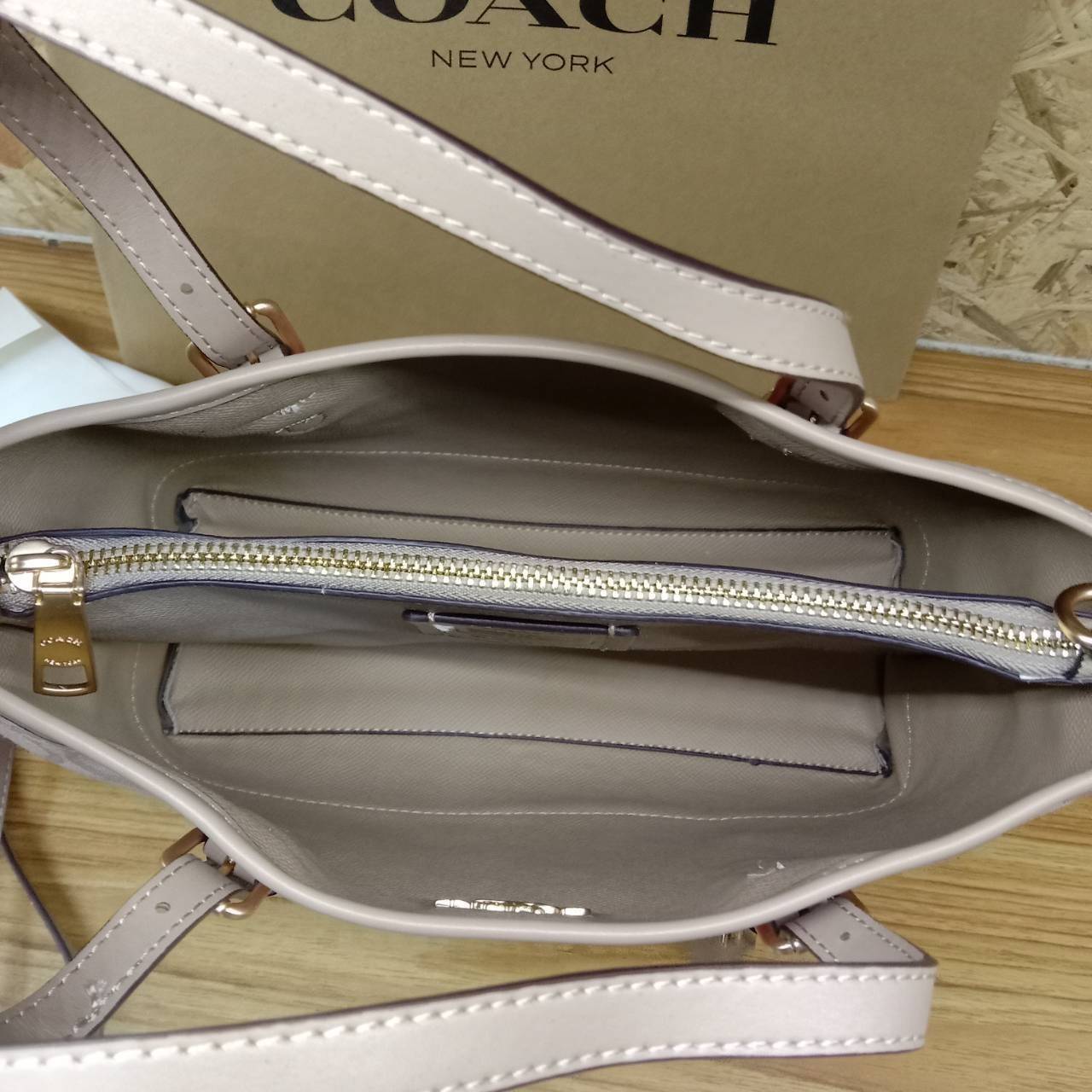 COACH Mollie Tote 25 In Signature Jacquard With Stripes พร้อมส่งที่ไทย ภาพสินค้าถ่ายจากงานขายจริง ใช้งานต่างประเทศได้