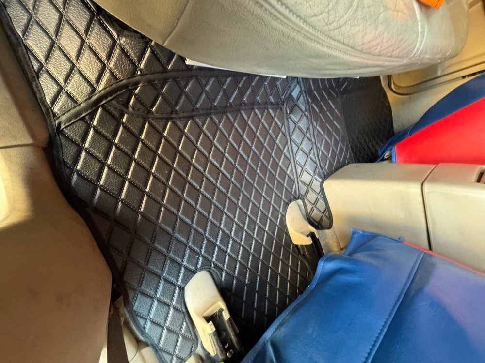 ยางปูพื้นรถยนต์ ISUZU D-MAX 4D 2005-2011 ลายไดมอนด์ สีดำ เต็มคัน