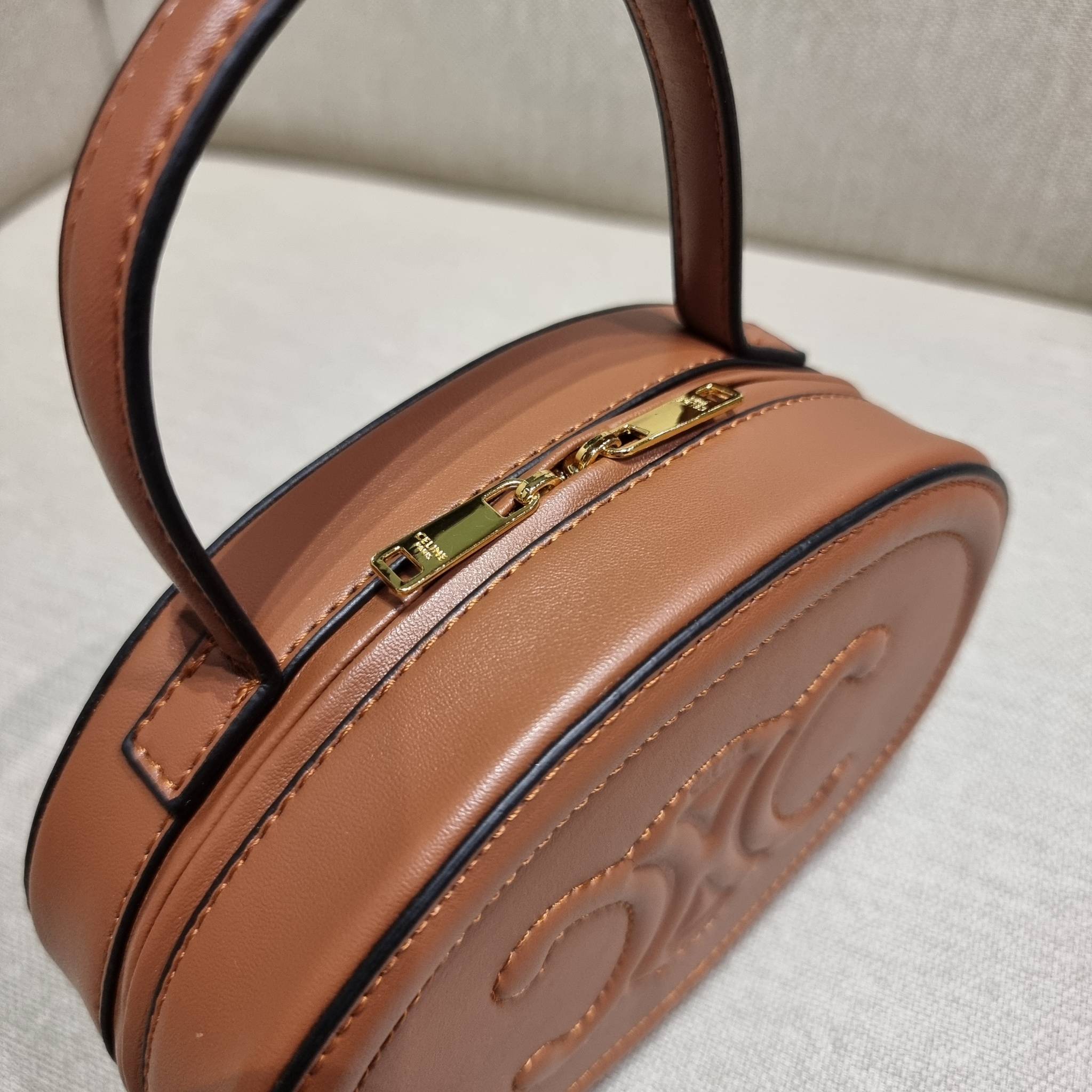 VIP 🥂 CELINE OVAL MINAUDIERE CUIR TRIOMPHE น้องน่ารักม้ากกกก!! น่ารักตะโกนไปเลย!! กับกระเป๋าทรง oval รุ่นแรร์ไอเท็ม ที่หายาก และ sold out ไปหลายรอบ!! น้องใบกะทัดรัด สำหรับสาวๆที่ชอบพกพกของแบบง่ายๆ ให้ชีวิตไม่ยุ่งยาก คล้องแขนใช้งานเก๋ๆ วัสดุหนังสัง