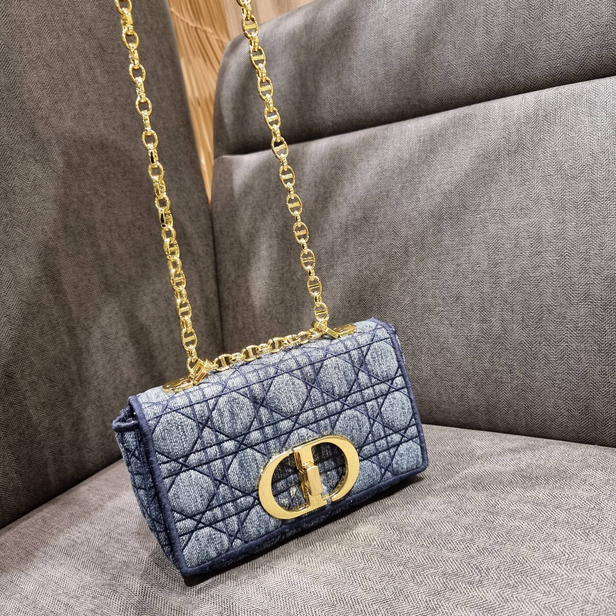 VIP CD SMALL CARO SHOULDER BAG / DIOR CARO / Dior Cruise 2021 Bag กระเป๋าสะพายข้างทรงสวย ดีไซน์ย้อนยุค ที่รอบนี้โดดเด่นเป็นเอกลักษณ์มากๆ ดีไซน์สีเดนิมคลาสสิค เปิด-ปิดด้วยอะไหล่บิดล็อค หรูหรา ใช้งานง่าย วัสดุผ้าเดนิมทนทาน ภายในเป็นช่องโล่ง มีช่องย่อย ด้านห