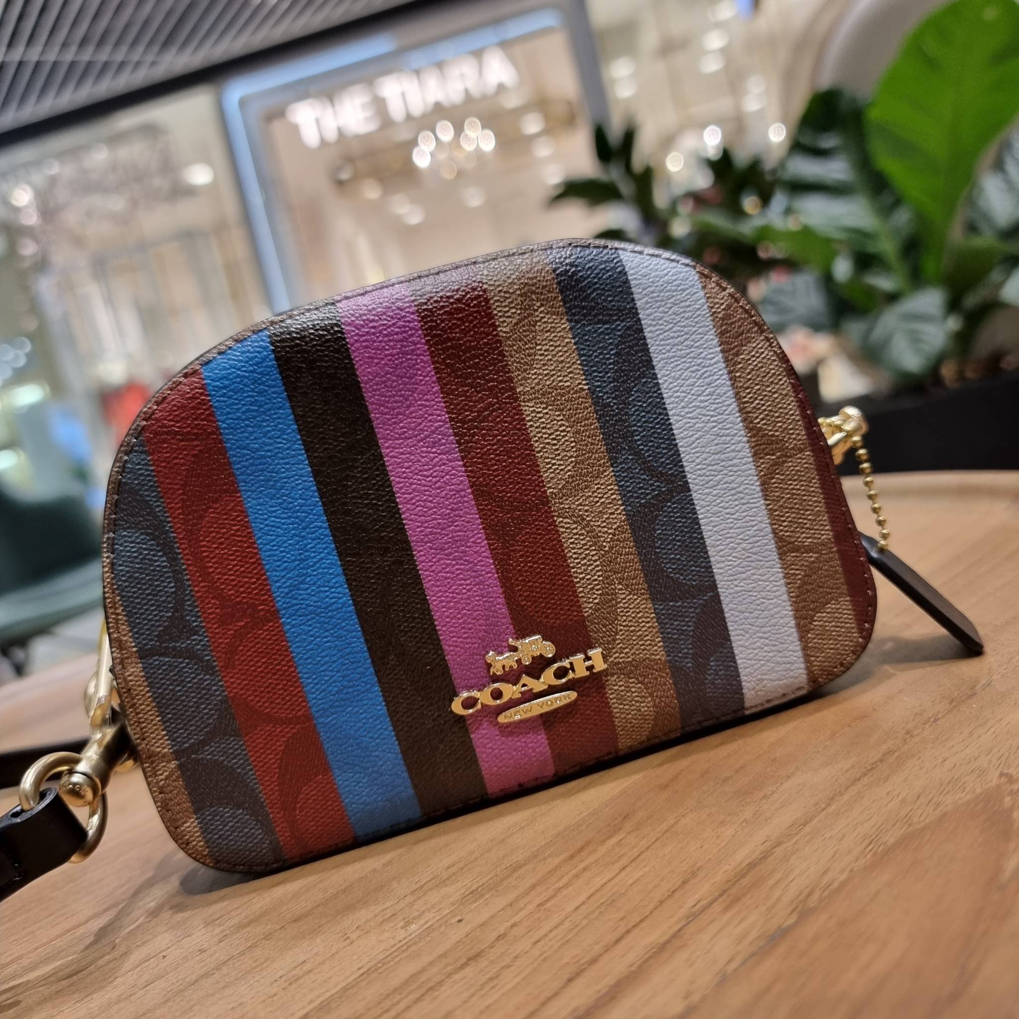 OUTLET 】COACH C5590 MINI SERENA CROSSBODY IN SIGNATURE CANVAS WITH STRIPE PRINT มาจ้าแม่ มาหนักๆอีกแล้ว กับคอลเลคชั่นที่ขายดี ขายหมด ไม่เคยพอจะขาย!! มินิเซเรนา ดีไซน์สดใส น่ารักน่าใช้ที่สุด วัสดุหนังแคนวาสเคลือบลาย เปิด-ปิดด้วยซิป สะดวกใช้ ภายในเป็นช่องโล
