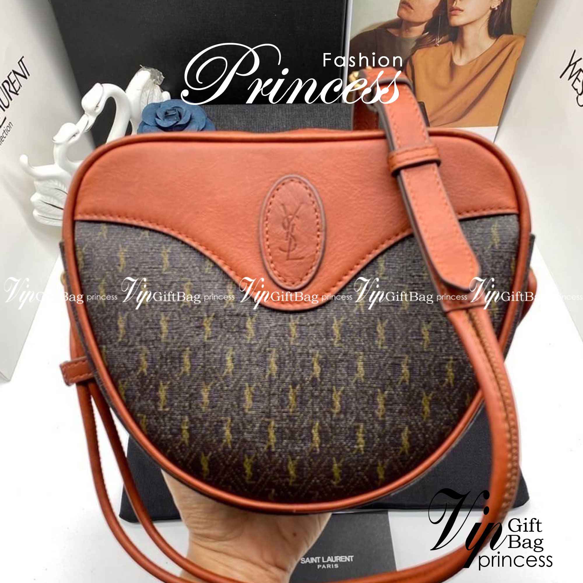 ORI SAINT LAURENT Leather-Trimmed Monogrammed Coated-Canvas Messenger Bag / YSL Messenger Bag เกรดออริจินอล หนังแท้ ใช้งานต่างประเทศได้ ภาพถ่ายจากงานขายจริง กระเป๋าสะพายสไตล์วินเทจ งานหนังแท้สวย โทนสีผู้ดีมากค่ะ ภายในโล่งจะสะพายไหล่ CROSSBODY ก็ดูดี สินค้