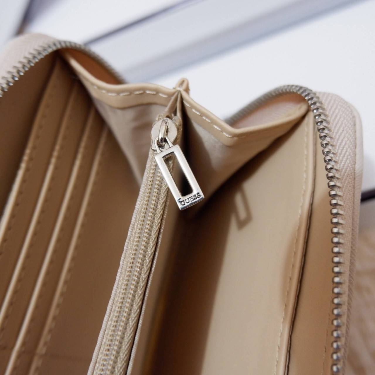 GUESS FACTORY WOMEN'S WALLET กระเป๋าสตางค์ใบยาว ดีไซน์สวยหรู วัสดุหนังนิ่ม ปั๊มลายแบรนด์คมชัด ประดับโลโก้แบรนด์สวย เปิดปิดด้วยซิปบน ภายในมีทั้ง ช่องใส่ธนบัตร แบงก์พัน และช่องใส่บัตรหลายช่องแยกเป็นสัดส่วน ภาพถ่ายจากสินค้าจริงสวยน่าใช้ค่ะ สาวๆที่กำลังห