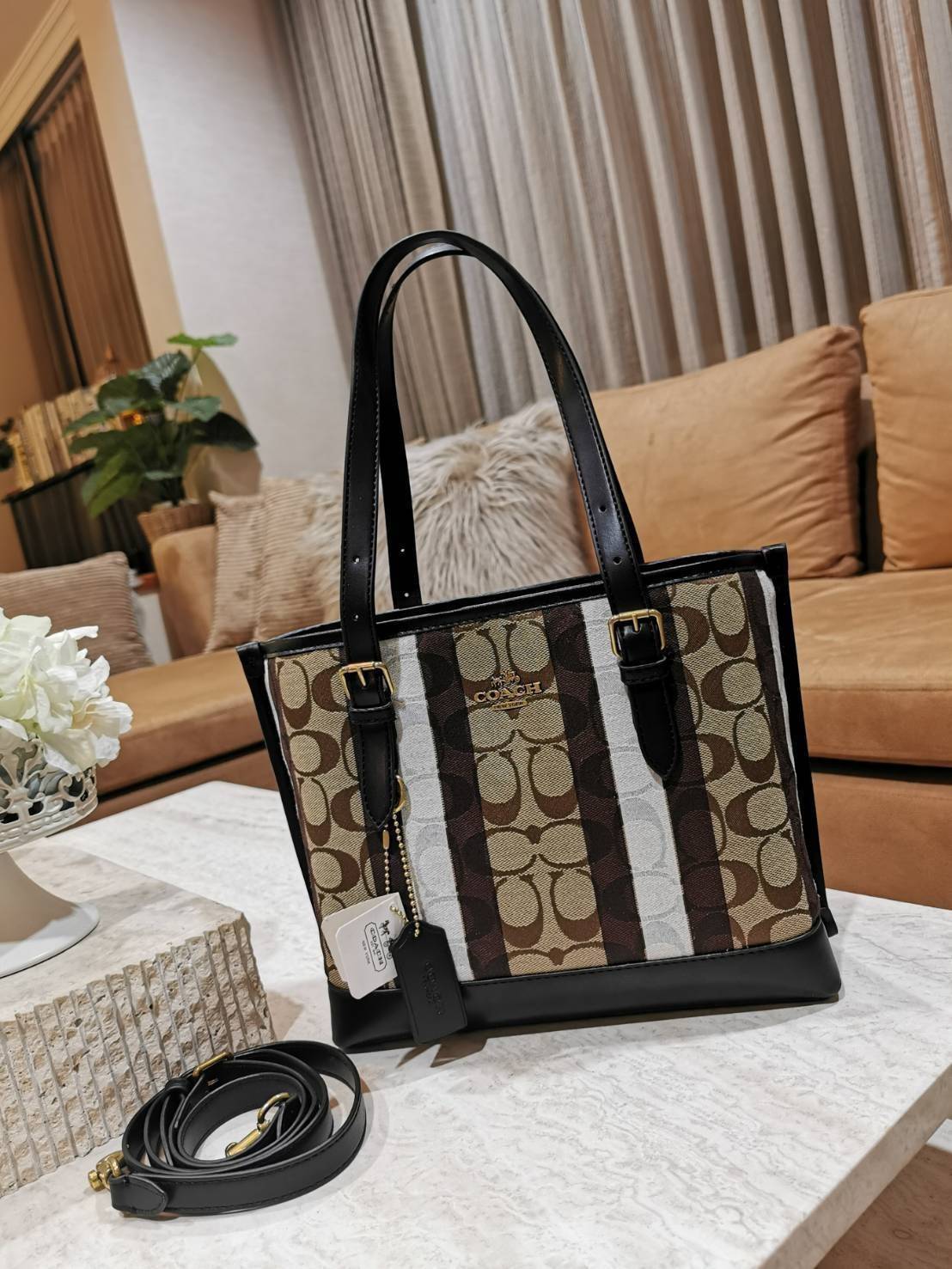 Coach Mollie Tote 25 In Signature Jacquard With Stripes กระเป๋าสะพายใหม่ล่าสุดจาก Coach Factory วัสดุ Canvas & Calfskin ดีไซน์ Casual เทคเจอร์สวยอยู่ทรงด้านหน้าประดับโลโก้แบรนด์ ภายในมีช่องแบ่งแยกเป็นสัดส่วน มีช่องซิปกลาง ใส่มือถือ กระเป๋าสตางค์ยาว ของใช้