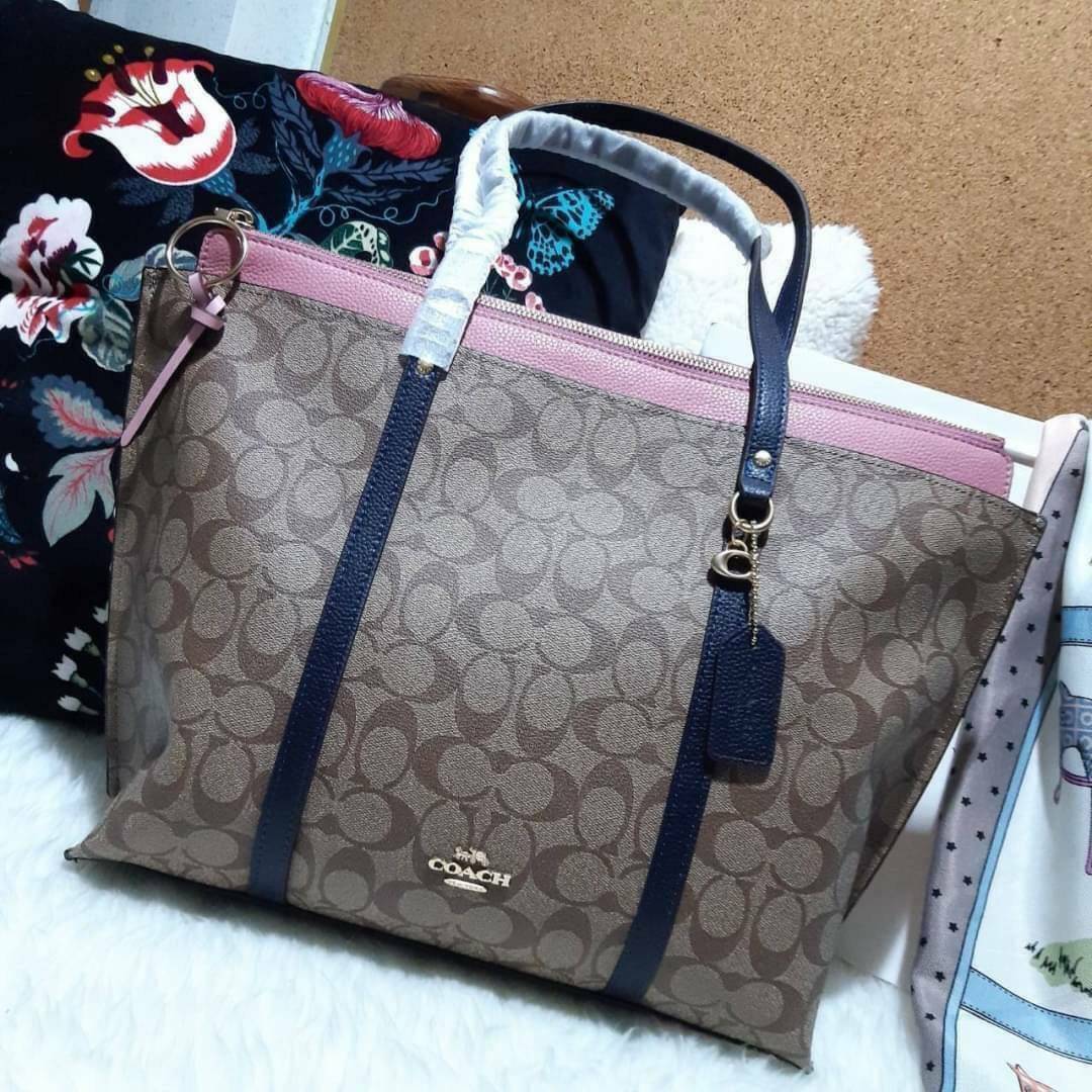 COACH 2319 MAY TOTE IN COLORBLOCK SIGNATURE CANVAS กระเป๋าโท้ท ดีไซน์ใหม่ล่าสุด!! 💕💕 เก๋ตรงปากกระเป๋า คล้ายกระเป๋าซ้อนในตัว สีตัดกับตัวกระเป๋าได้อย่างลงตัว ทรงสวย ใบใหญ่ใส่ของได้เยอะ เปิด-ปิดด้วยซิป รูดใช้งานง่าย ภายในโล่งกว้าง ด้านหลังมีช