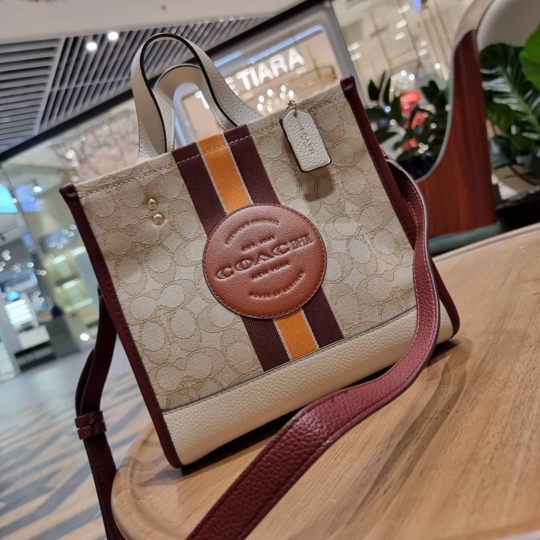 COACH C7083 DEMPSEY TOTE 22 IN SIGNATURE JACQUARD WITH STRIPE AND COACH PATCH คอลเลคชั่นใหม่ สีที่สาวๆรอคอย สวยคม ละมุนและมีความหรูในตัว กับกระเป๋าทรงโท้ท ไซส์กำลังสวย น่ารักน่าใช้ ฟังก์ชั่นการใช้งานสะดวกที่สุด มีทั้งสายคล้องในตัว และสายครอสบอดี้ วัสดุผ้า