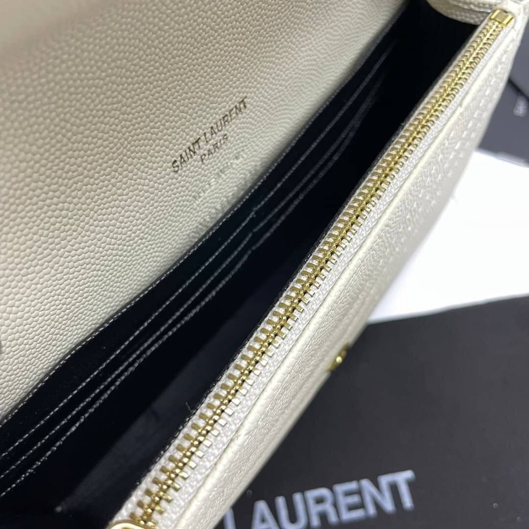 หนังแท้ YSL Yves Saint Laurent Envelope WOC 7.5” รุ่นฮอตปรอทแตก ทรงฐานตั้งได้ เป็นการดีไซน์กึ่งกระเป๋าสตางค์ ที่มาพร้อมสายสะพายยาว (เป็นสายโซ่ที่ต่อกับหนัง) สายถอดได้ (ปรับระดับไม่ได้) ถือเป็นคลัชก็สวยมากเลยค่ะ เป็นอีกหนึ่งรุ่นที่ให้ความรู้สึกเรียบแต่โก้ห